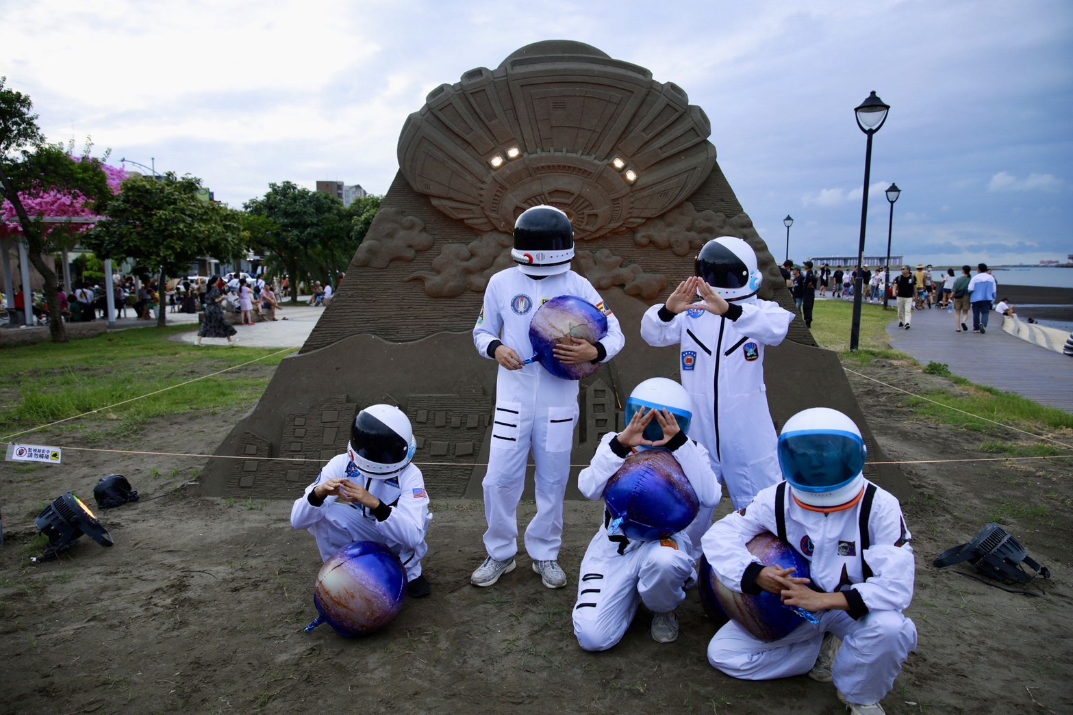 歡迎各位地球的夥伴來到八里城市沙雕感受宇宙氛圍