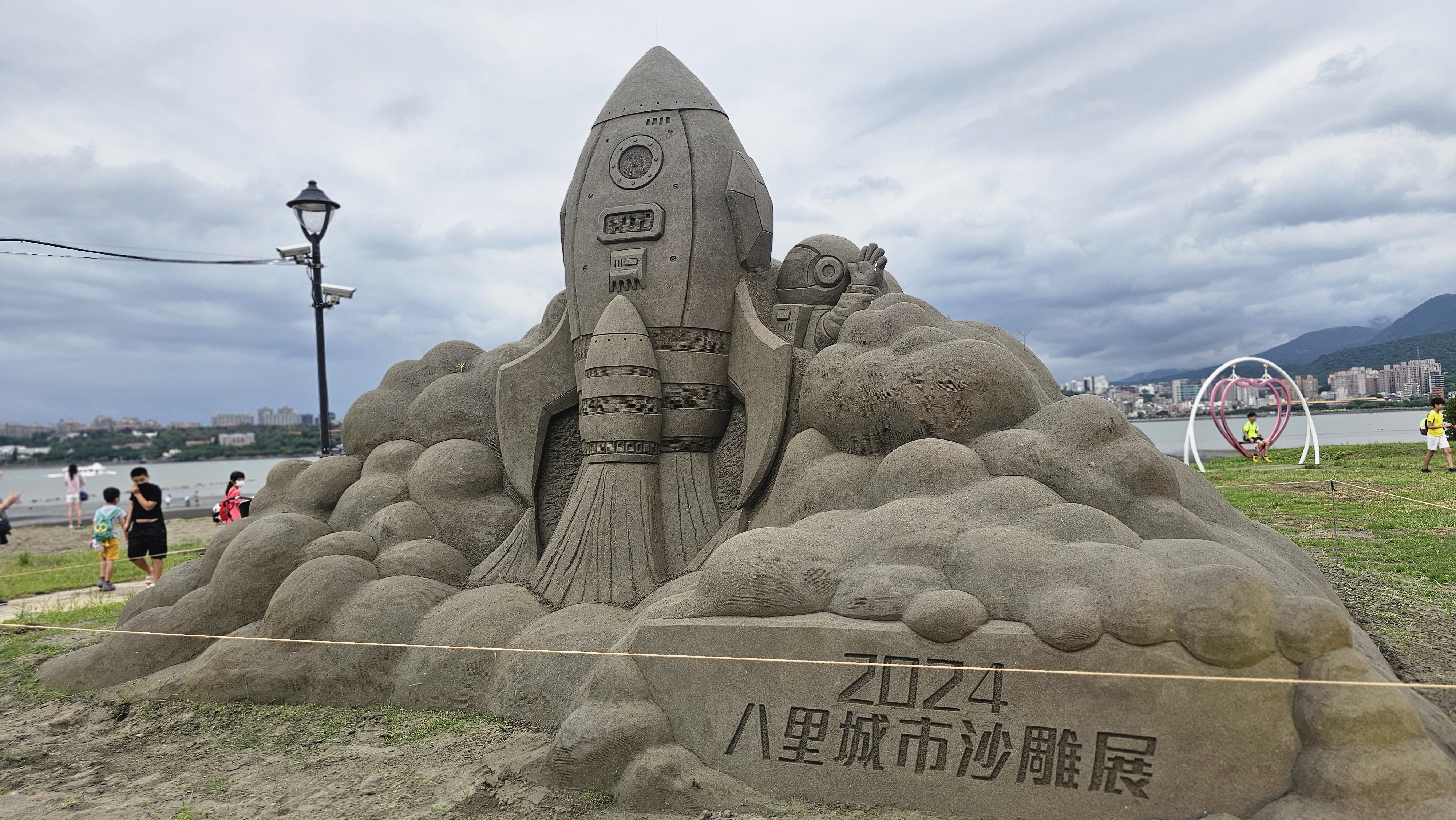 八里城市沙雕展「火箭升空」沙雕引領民眾探索可愛星球