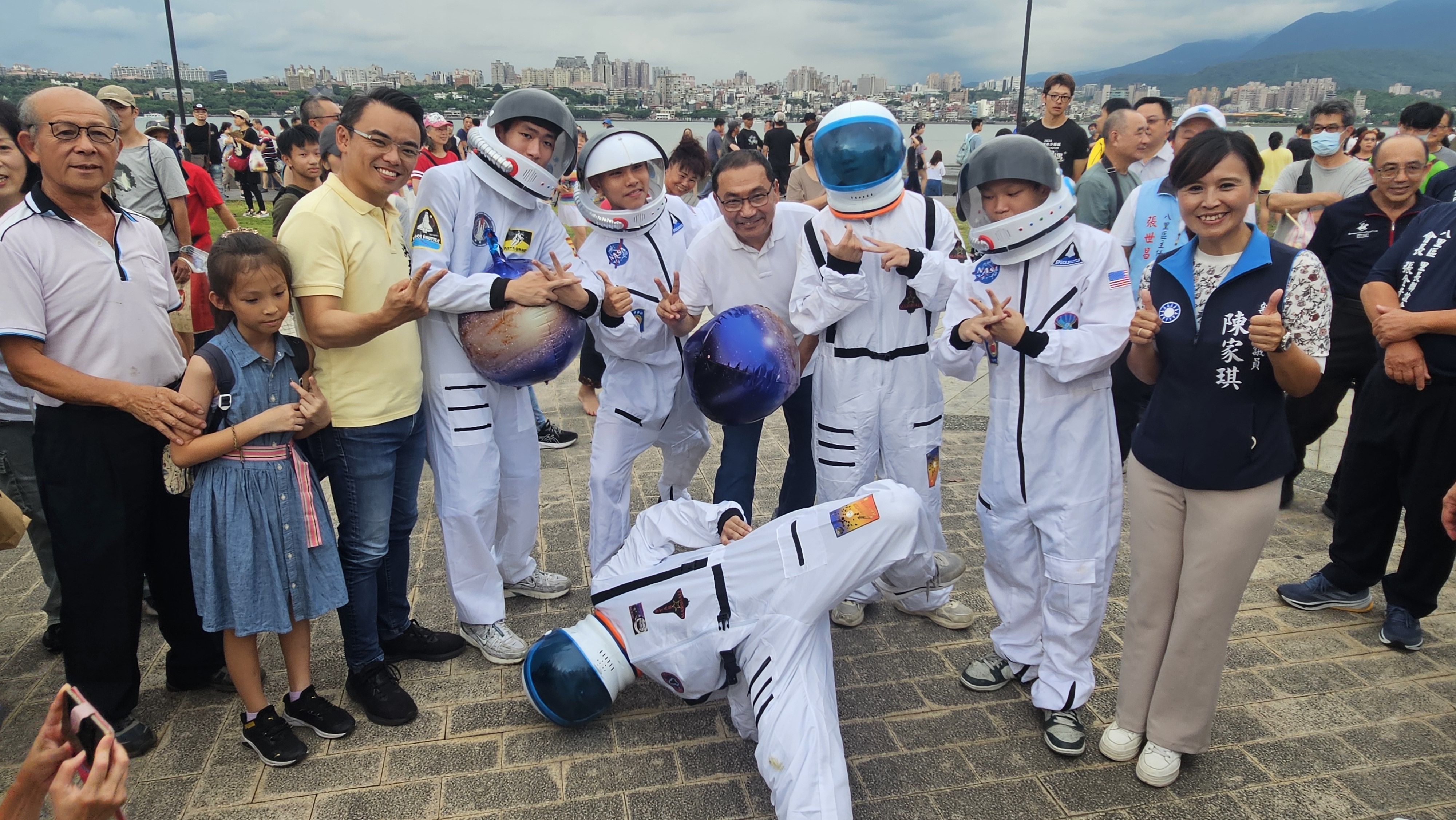 太空人出現在八里左岸，邀請民眾共襄盛舉