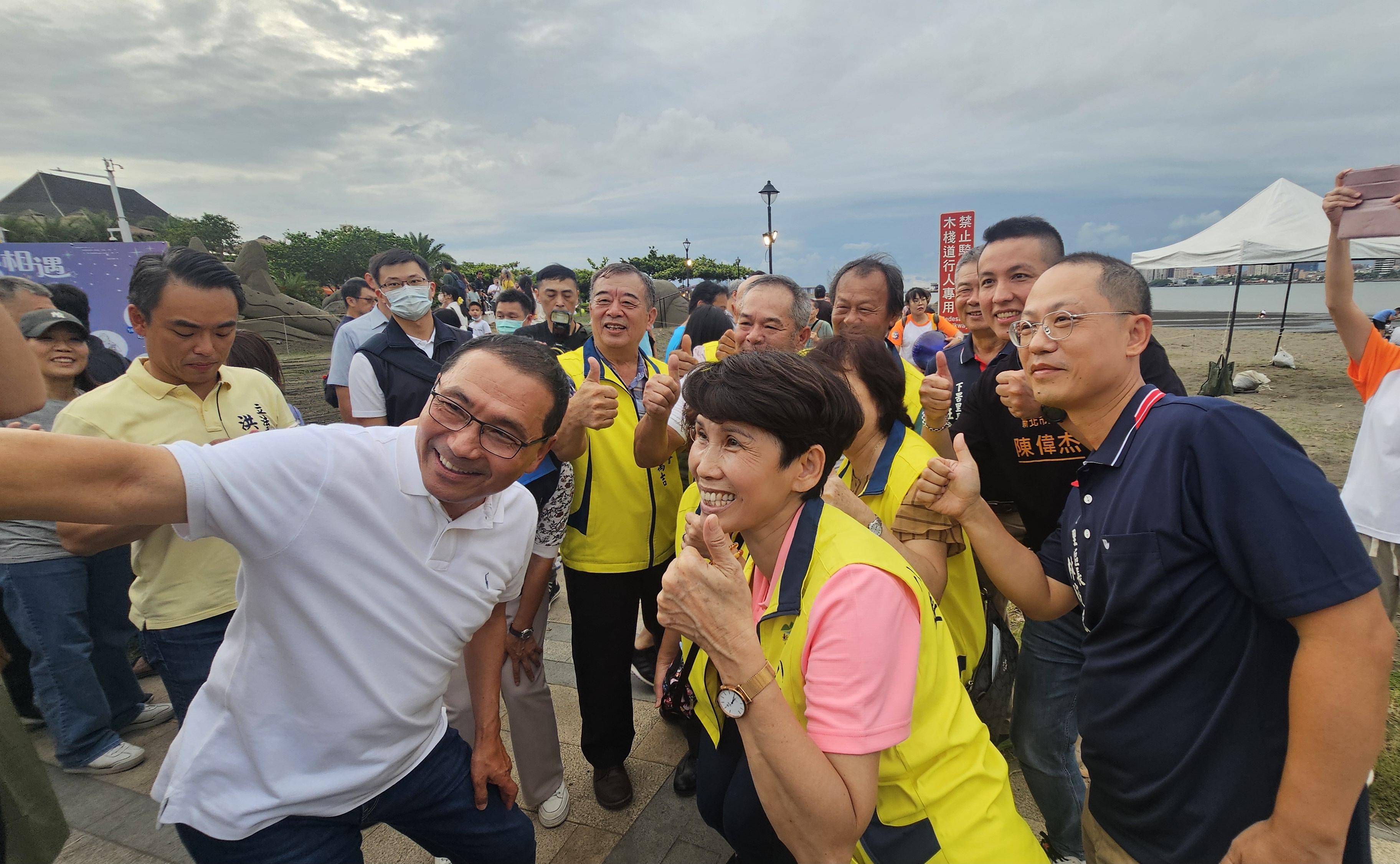 八里城市沙雕展今(17)日開幕吸引民眾與市長留影