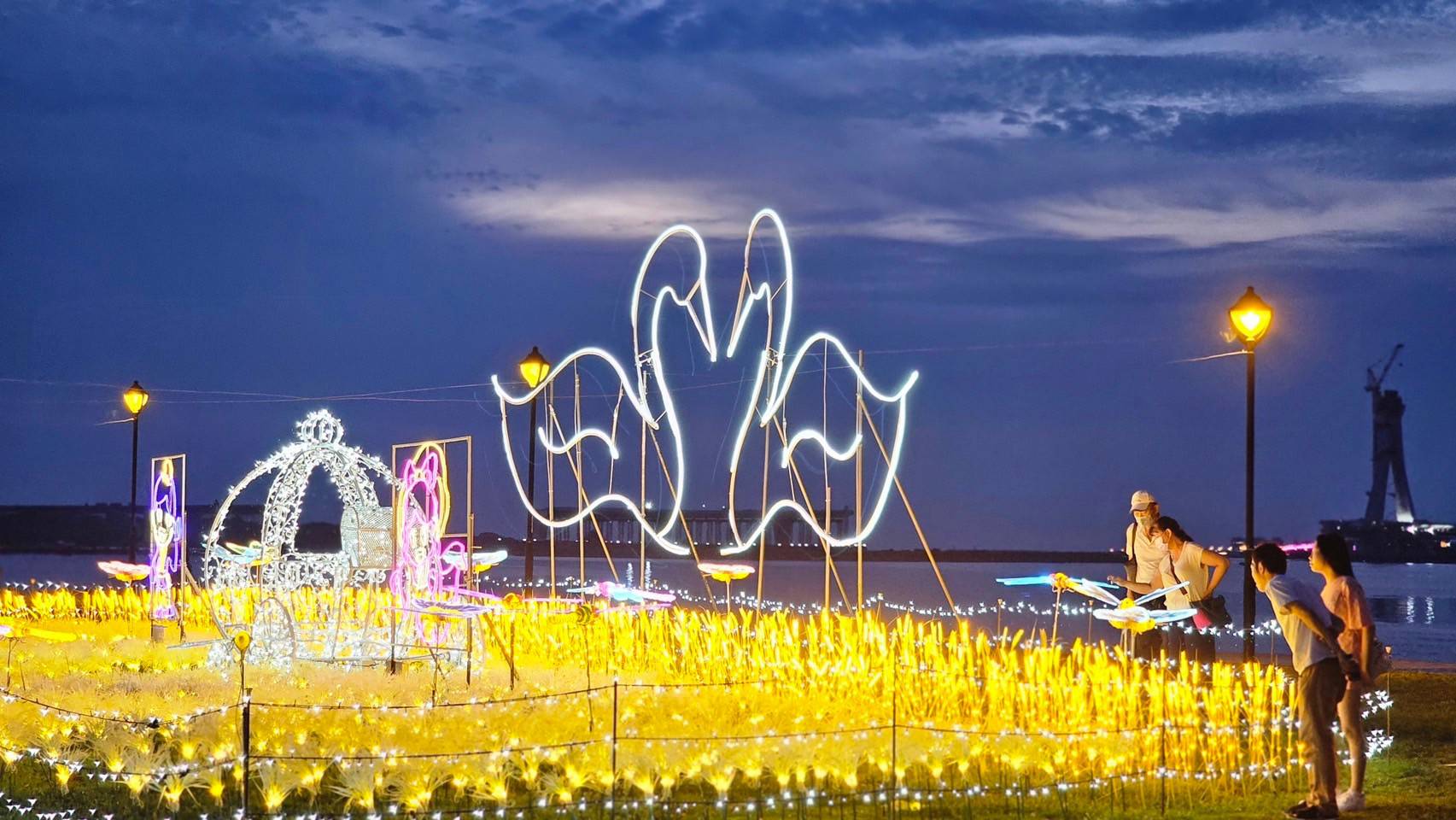 「夢幻情緣」光雕展點亮八里左岸的夜晚