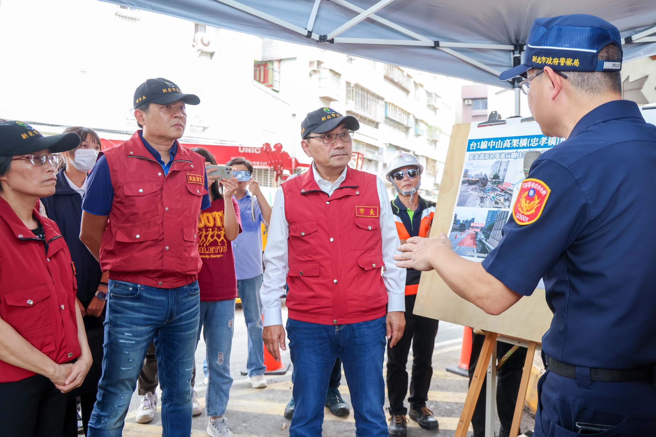 侯友宜指示交通及警察單位落實管制及疏導，降低交通衝擊，提醒民眾留意最新交通管制資訊
