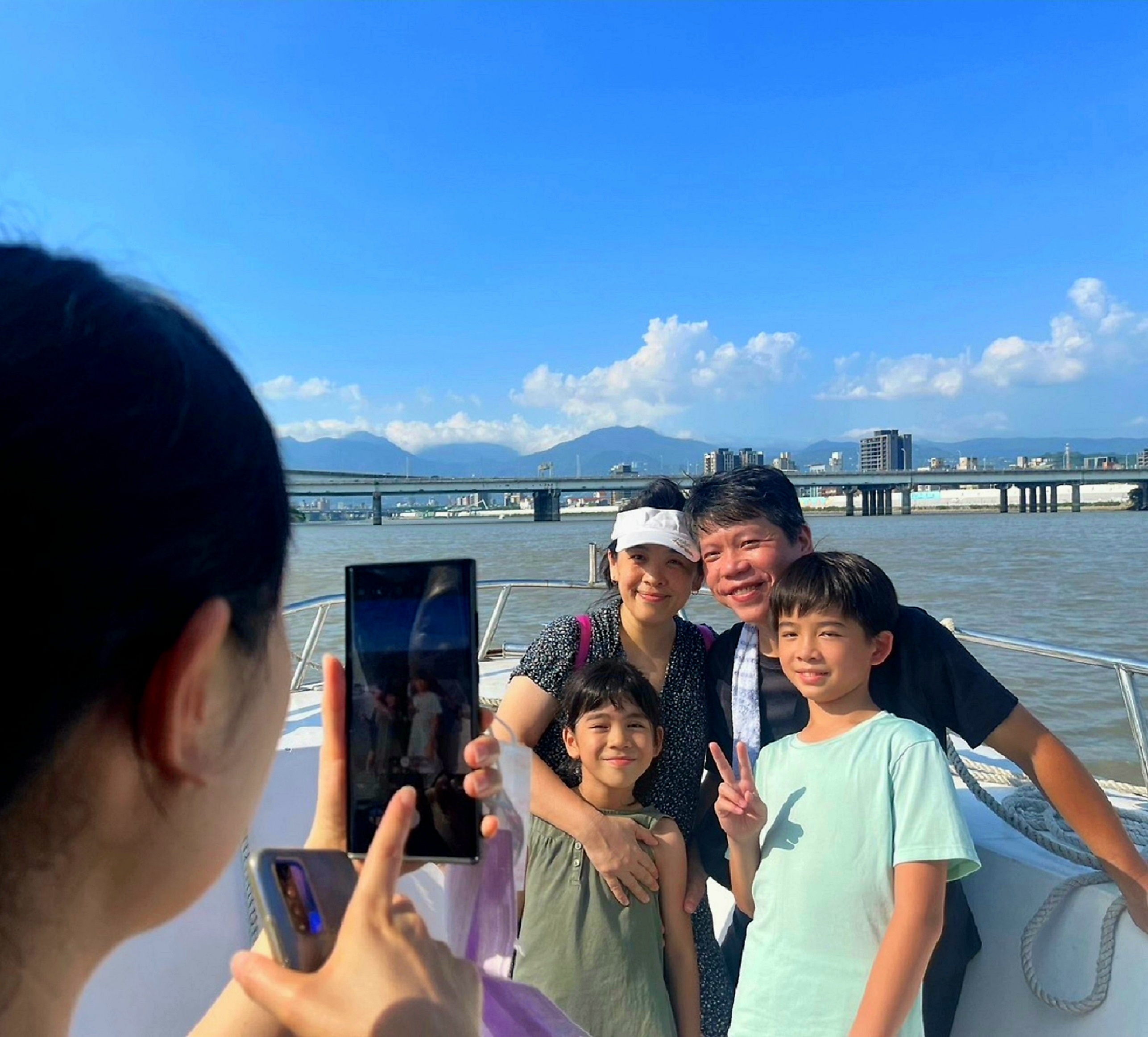 全家人一起拍照留念