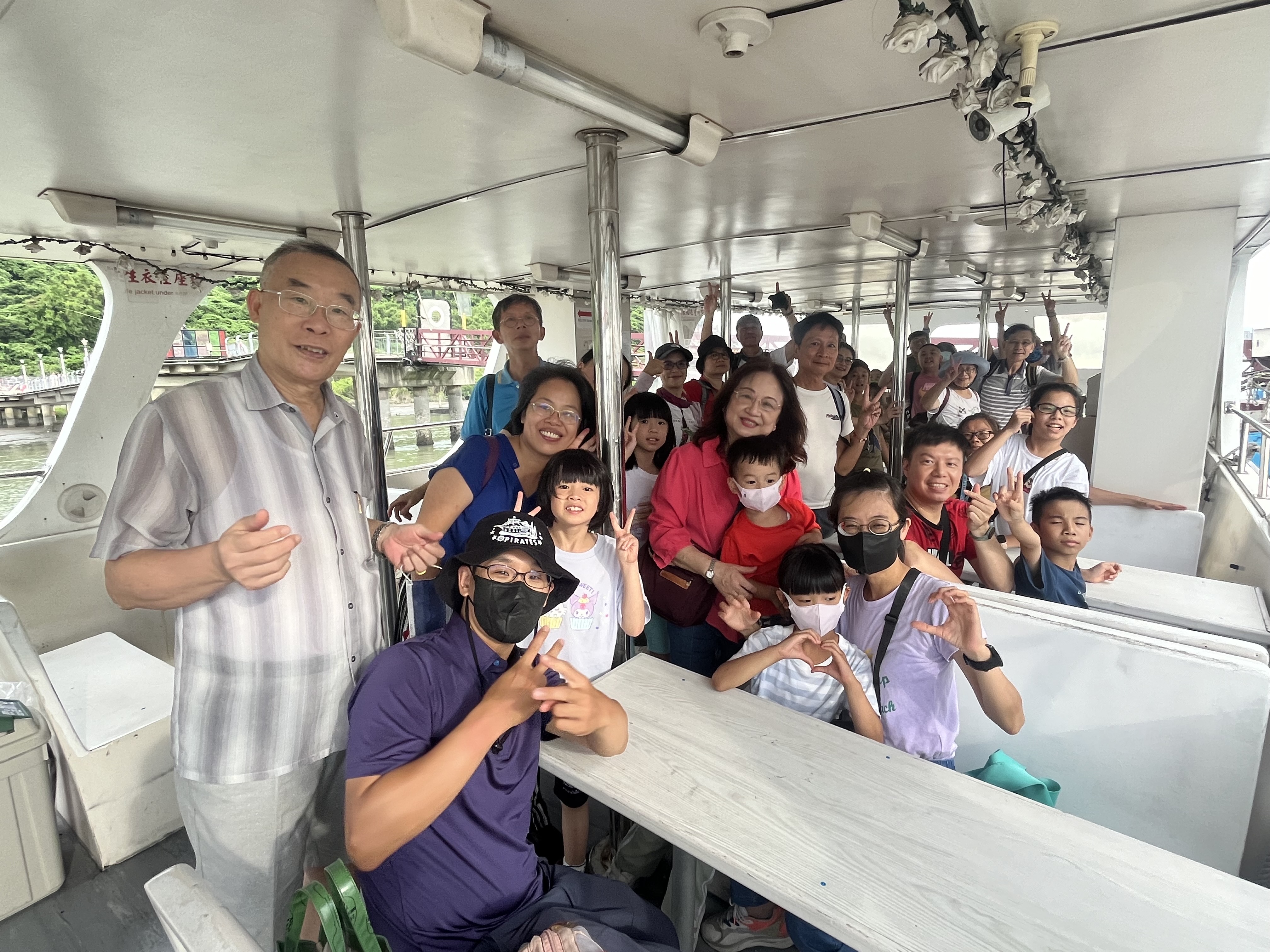 搭船很有趣，大家都開心。