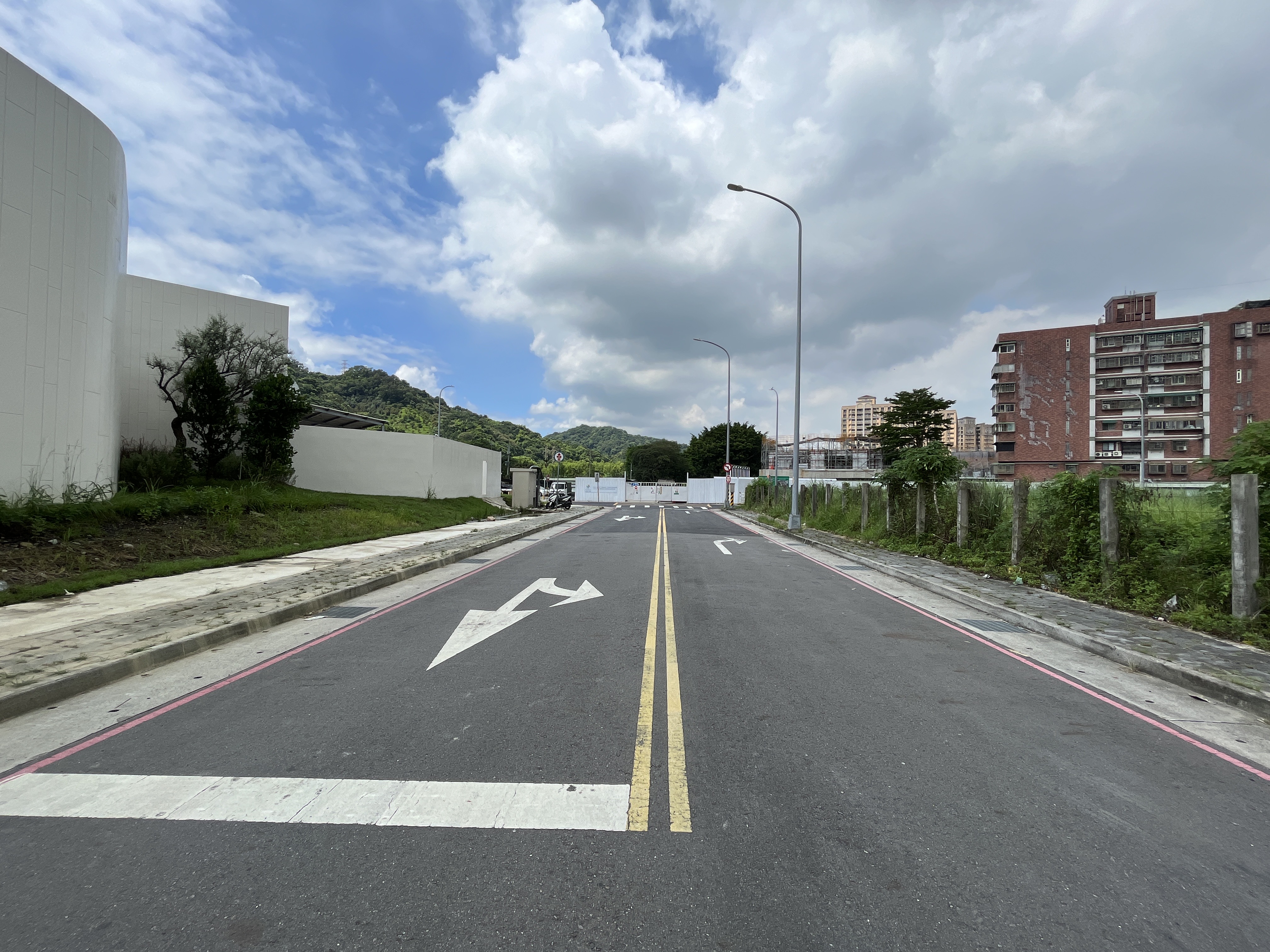 新北市政府為解決「頂福安居」社宅完工後土城中央路4段交通量將無法負荷的問題，正在開闢社宅基地南側長380公尺、寬12公尺計畫道路。