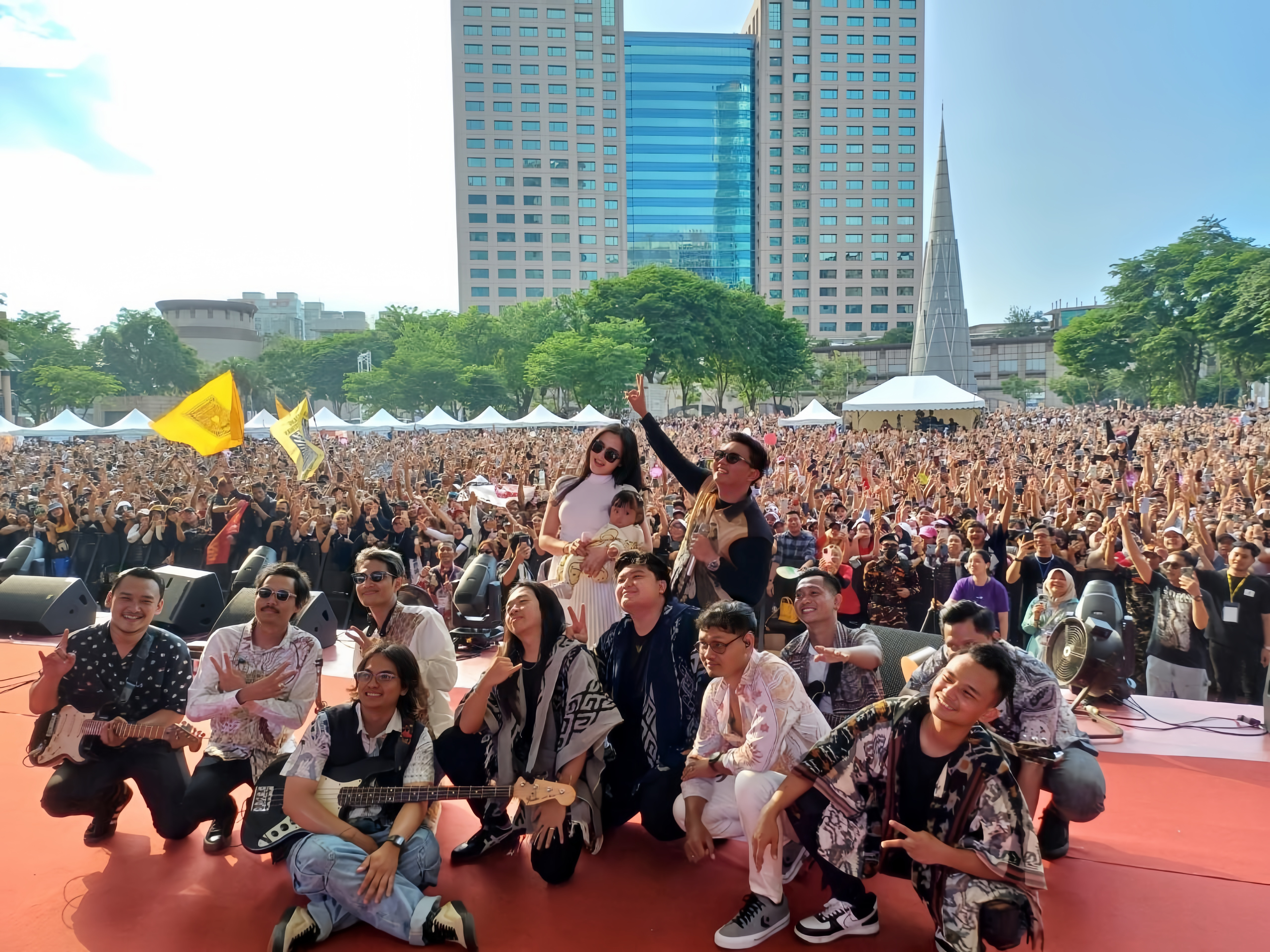 印尼天王級歌手Denny Caknan全家與全場觀眾大合照