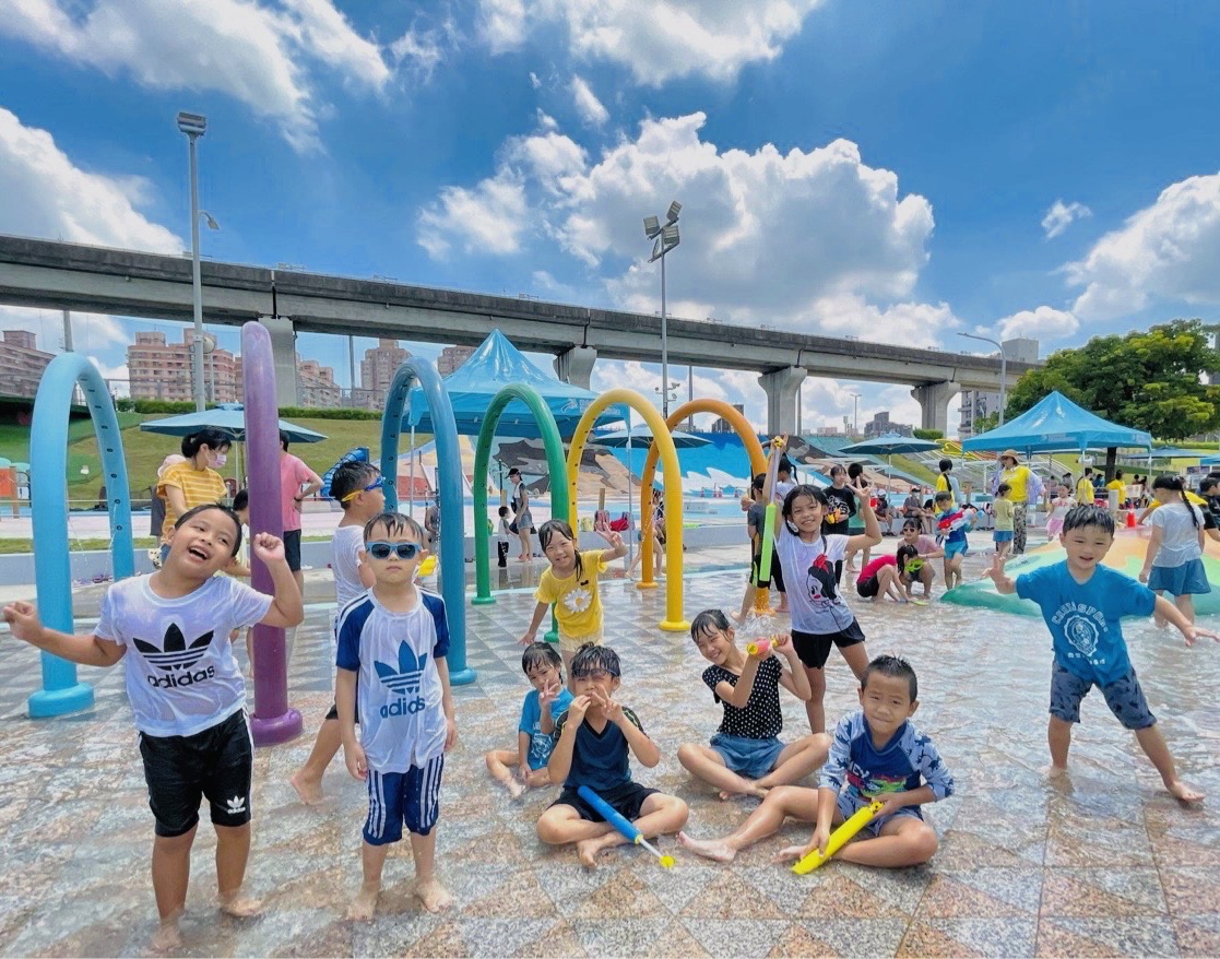 位於新北大都會公園內，以台灣海洋生物為設計主題的「海世界水樂園」