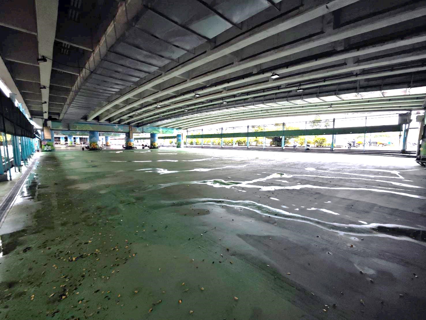 橋下原有地坪表面光滑，雨後潮濕的地坪影響民眾使用安全