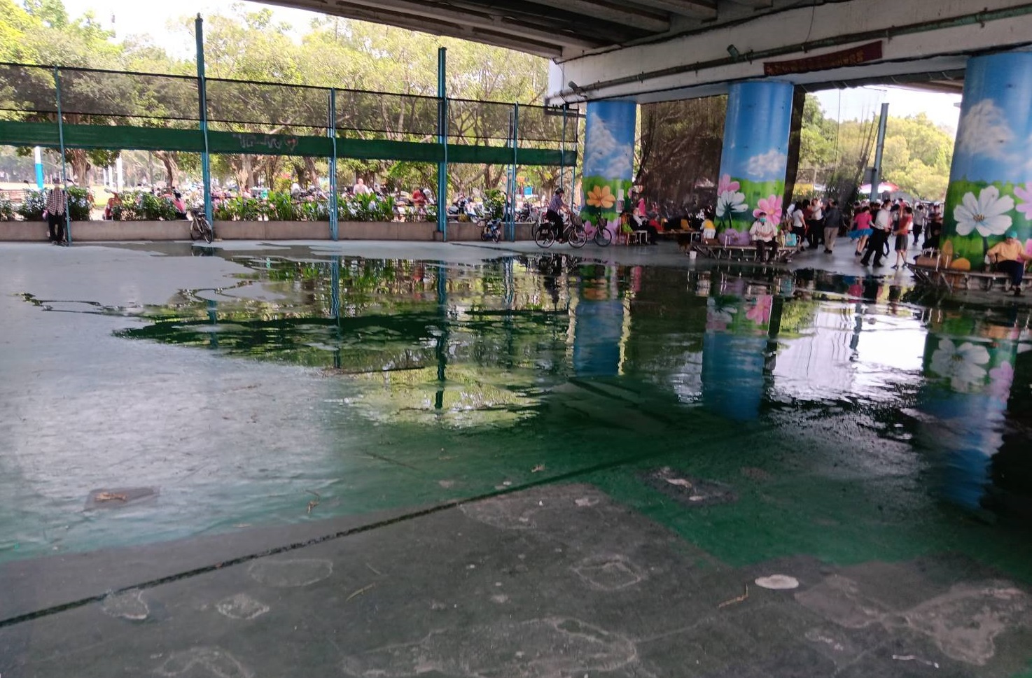 橋下原有地坪雨後易潮濕，破損採局部修補新舊有落差