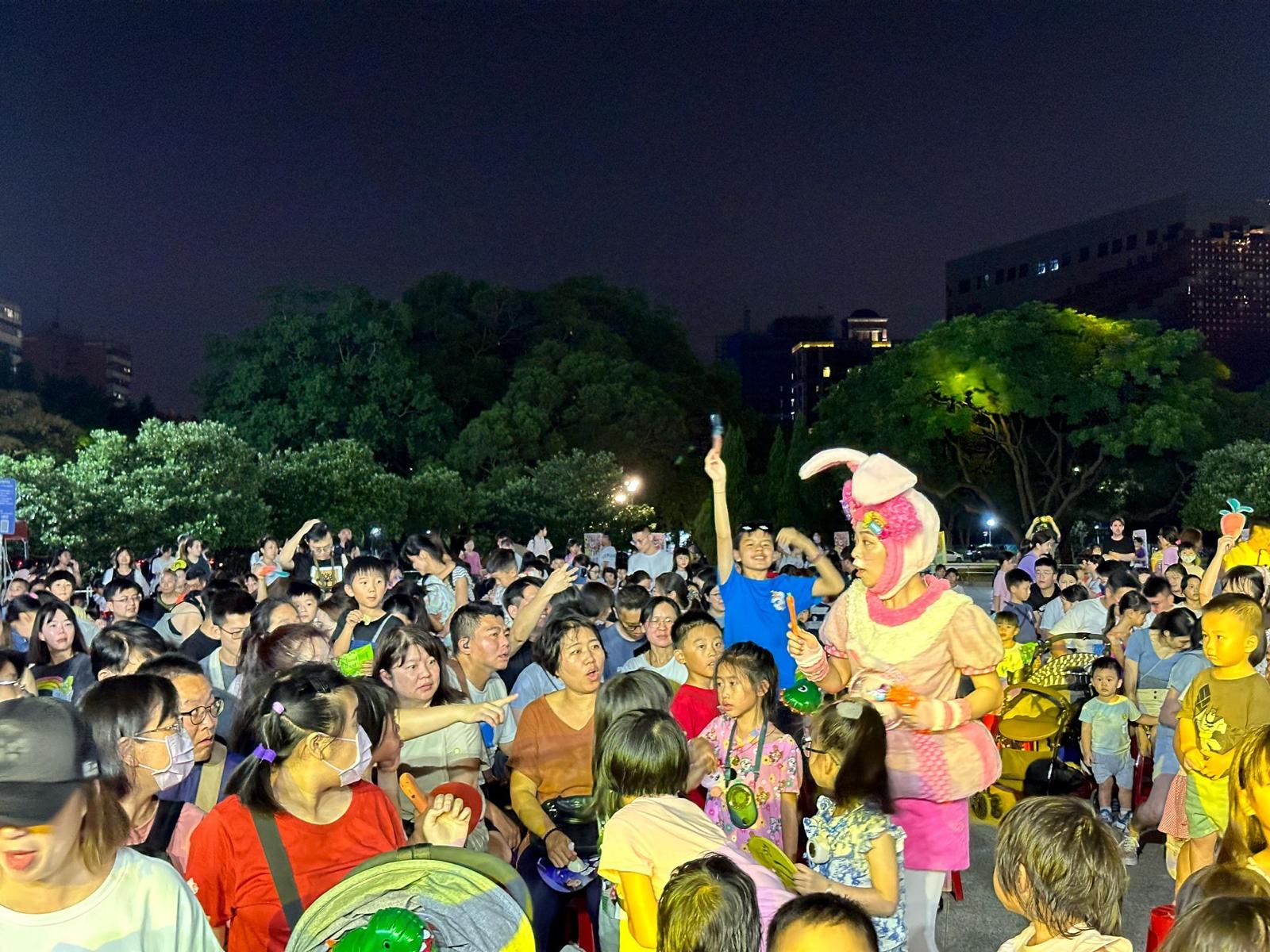 演出結合了好聽的音樂和有趣的互動遊戲，讓觀眾在觀看的同時也能參與其中，提供了親子共玩的絕佳機會