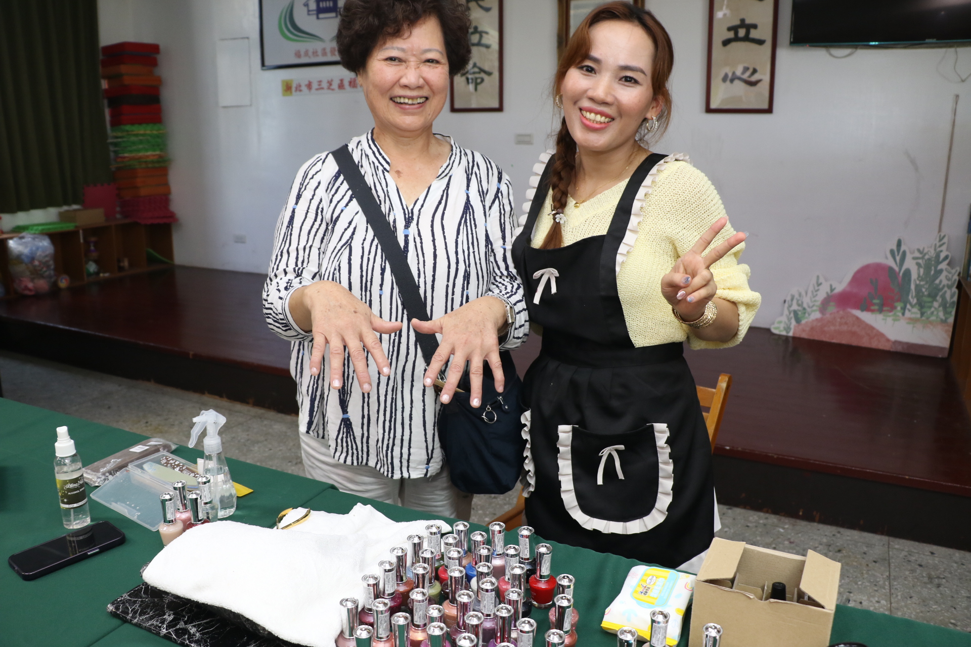  人稱「格格」的袁筠瑛（左） 感謝新住民阮碧兒 幫她圓了美甲夢