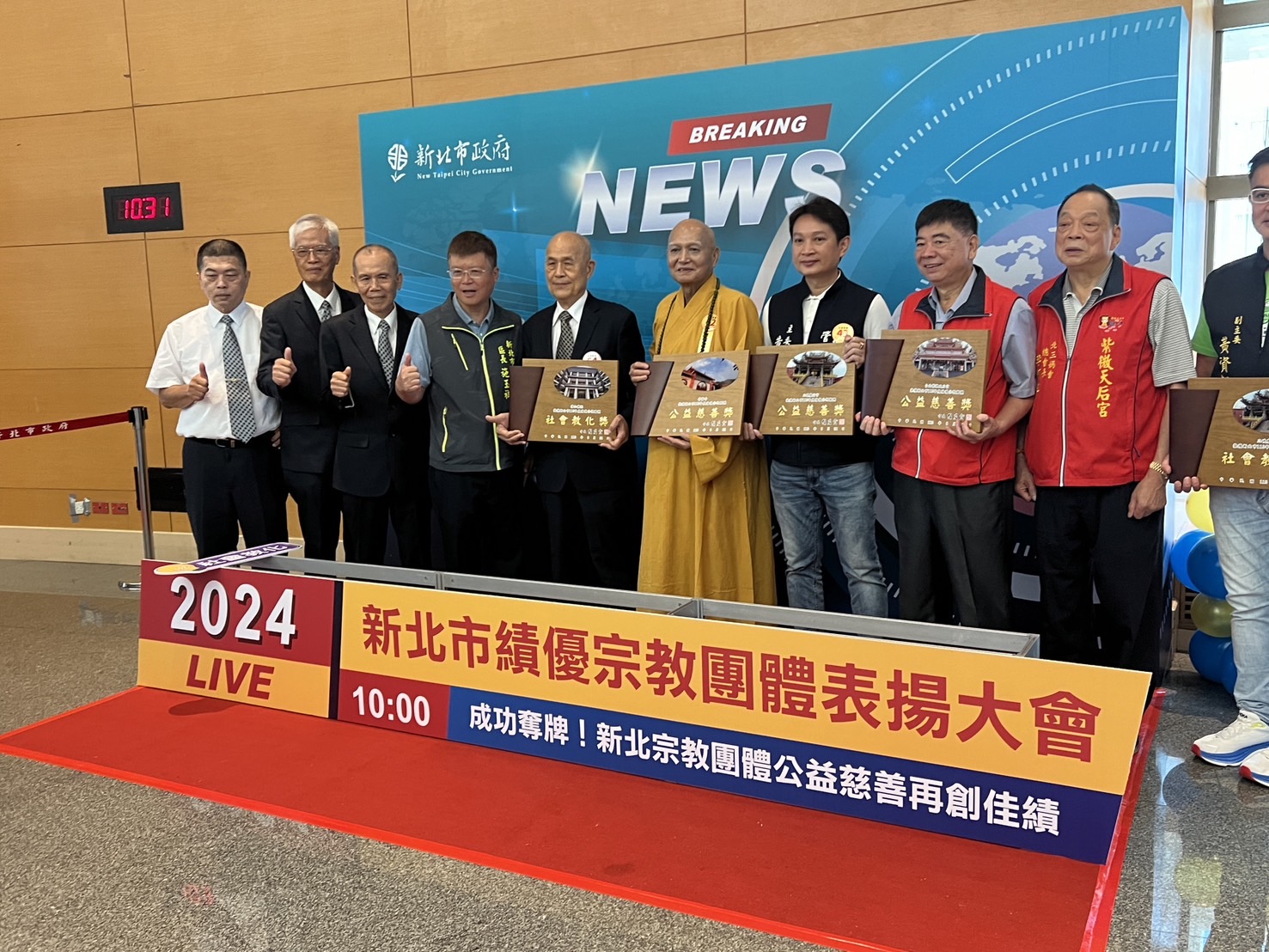 典禮備有特別的背板讓宗教團體合影留念，儀式感滿滿。