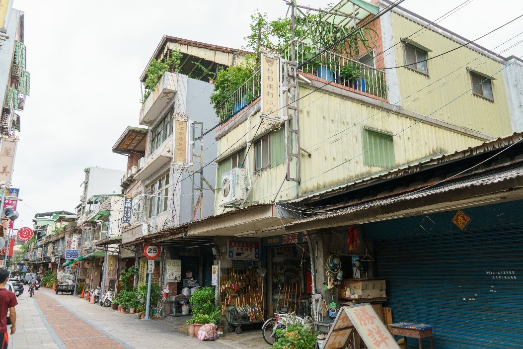 「青年再創x老店新妝-新北市新莊廟街特色店家再造示範計畫」自 9 月 2 日至 10 月 2 日開放報名。（圖為新莊廟街在地逾百年老店）