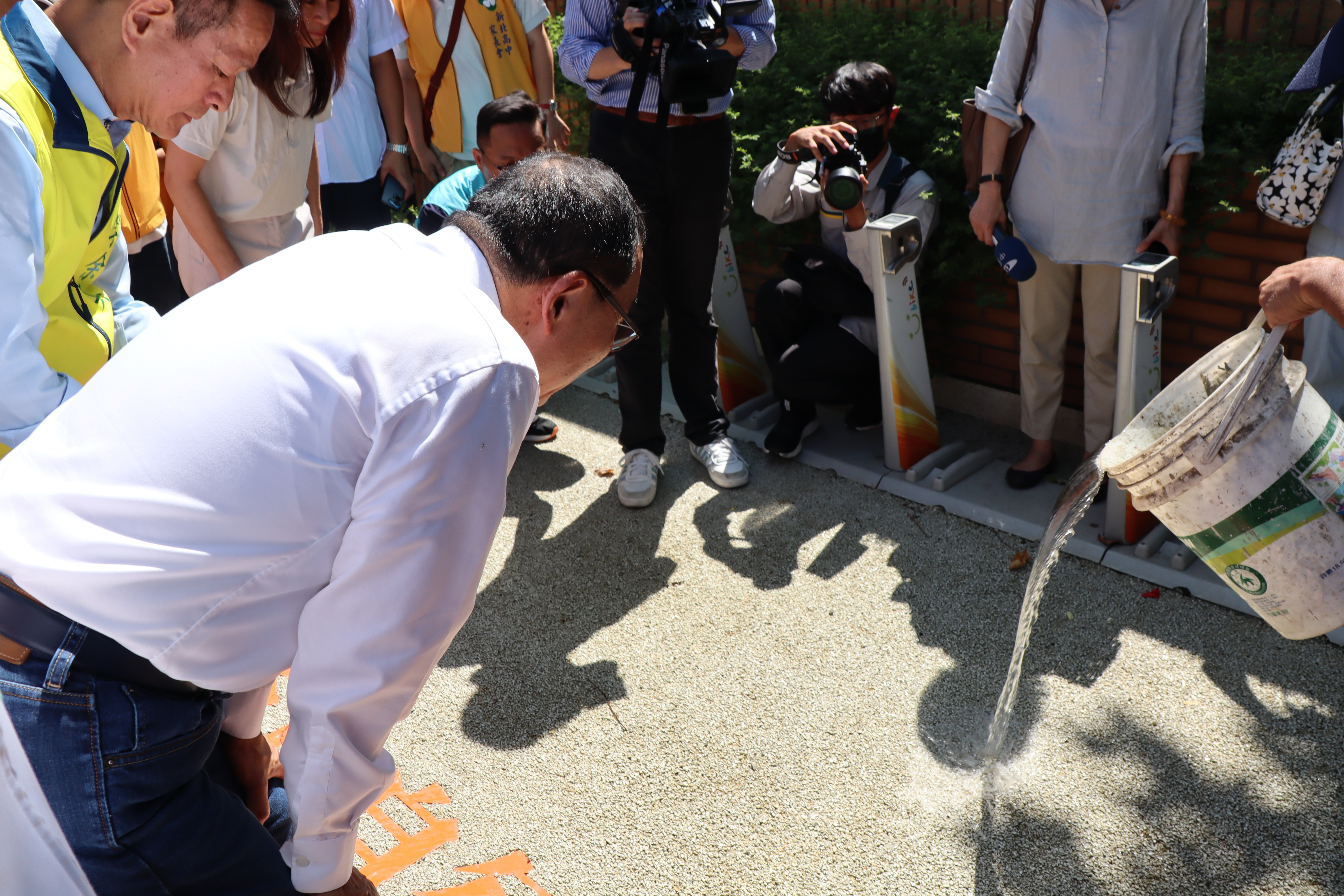 新北市長侯友宜今天視察三重區新北高中通學廊道改善工程視察，對於工程單位將學校前人行道設施整併、車道調整及樹穴環境優化等方式，解決既有人行道淨寬不足及樹木竄根問題，使人行道符合無障礙人本環境，並以透水鋪面解決熱島效應，為地球盡人分心力感到欣慰