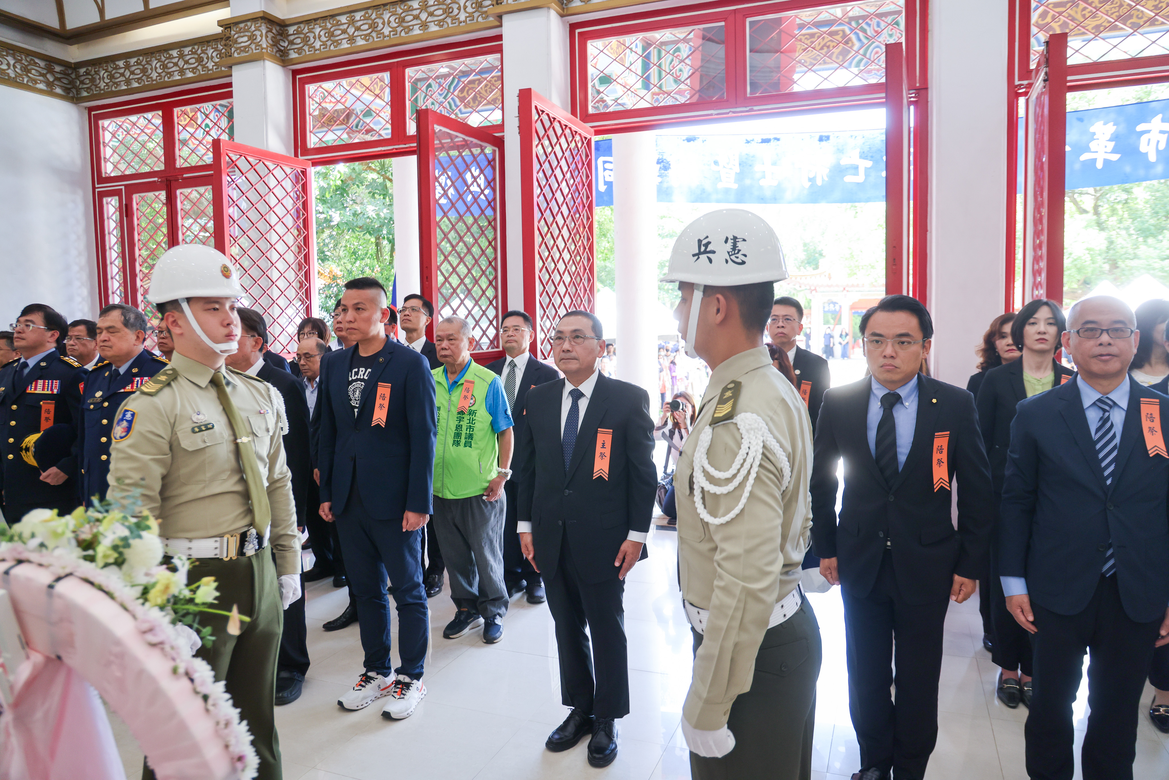 侯友宜擔任主祭官，率市府團隊向242位烈、義士上香、獻花、獻果及獻爵。