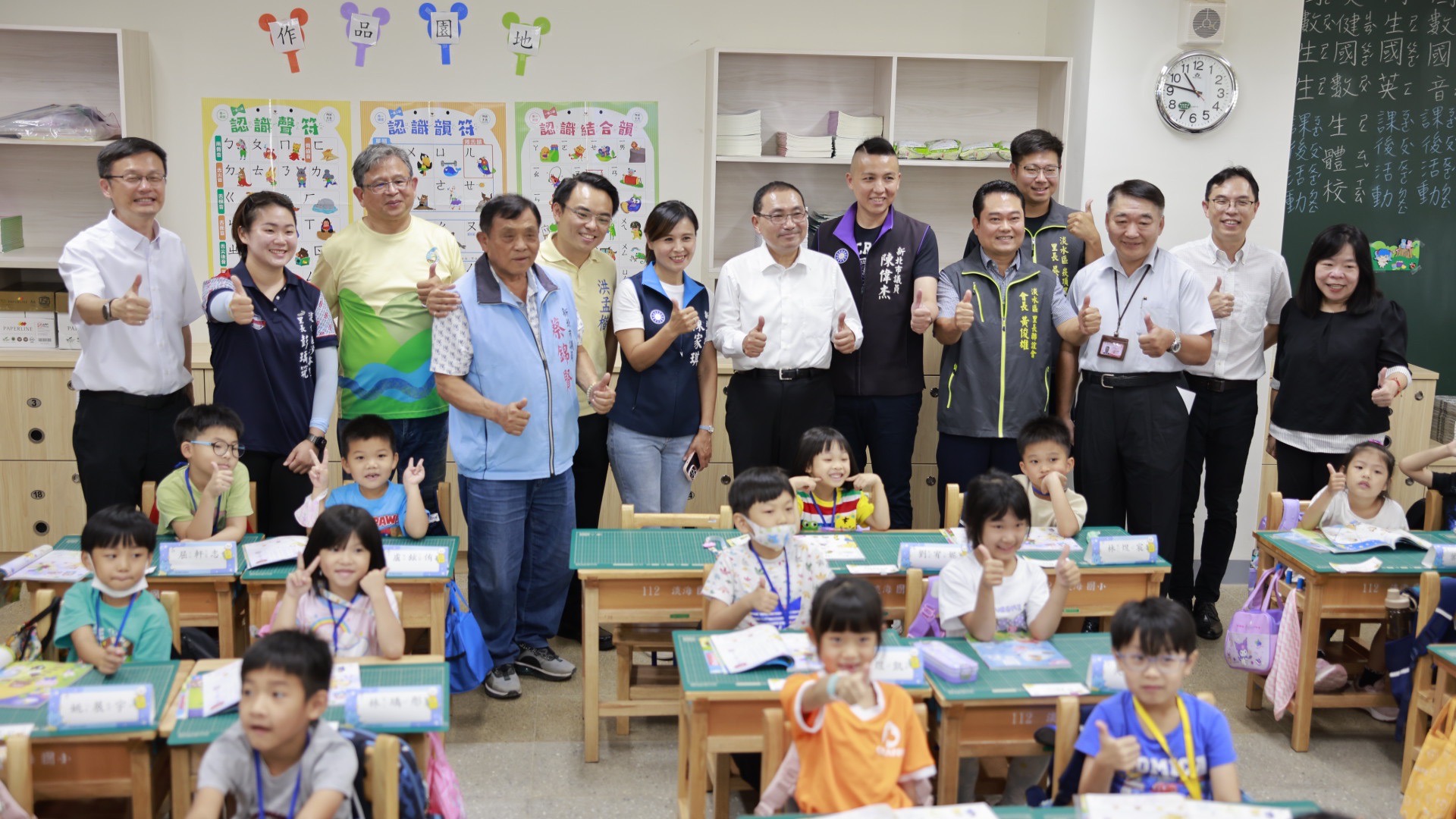 水區淡海國小校舍工程完工，新北市長侯友宜和教育局、工務局長及地方民代一起視察，並了解學童使用新校舍情形