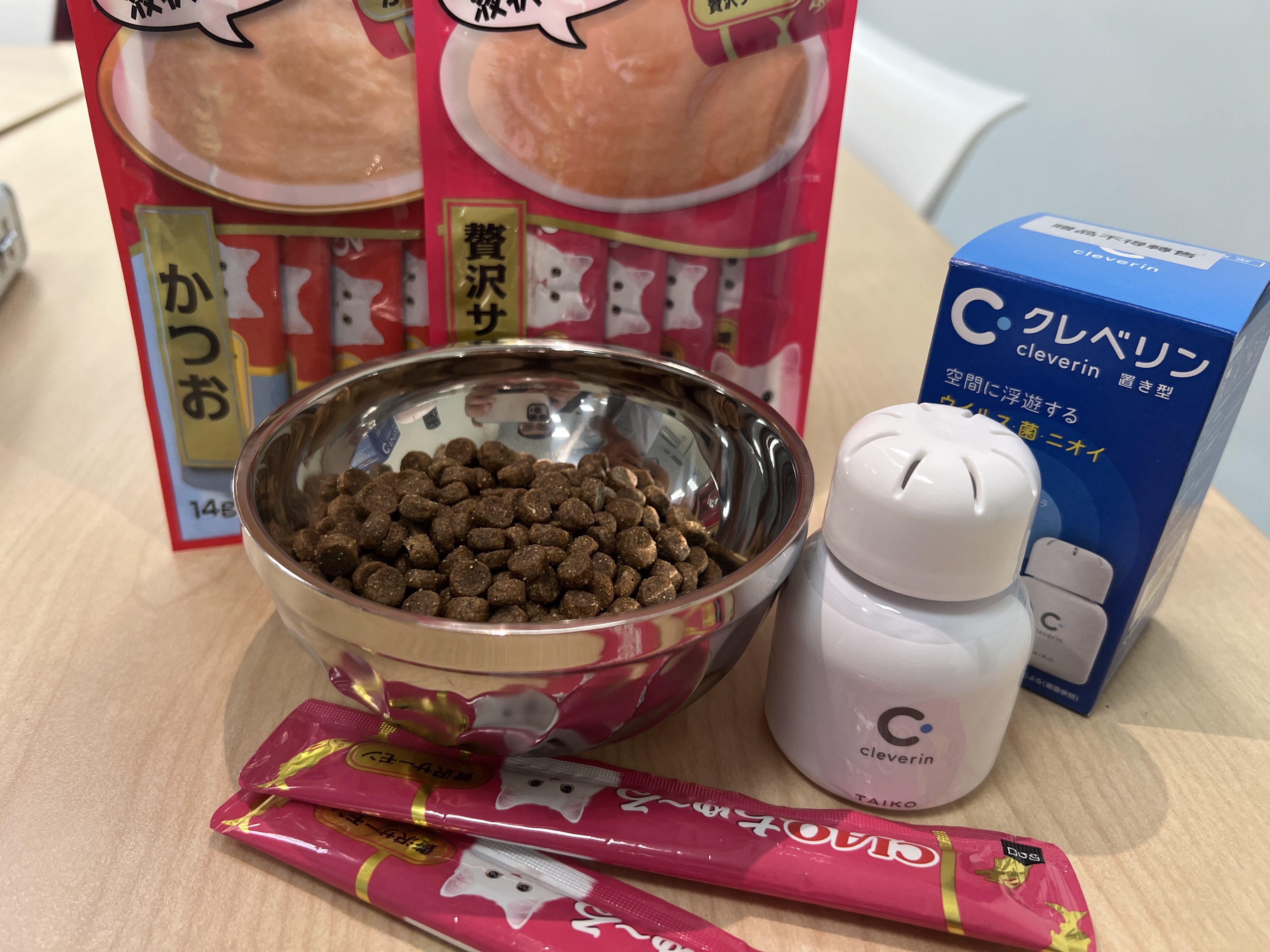 凡攜帶貓咪至指定場域施打，將可獲得貓咪飼料、罐頭或用品等好禮(示意圖)。