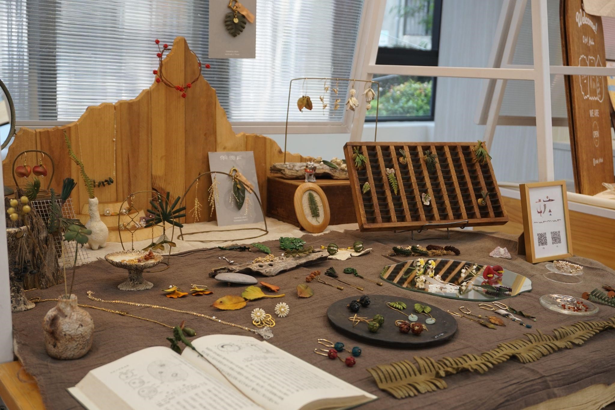 韓國手創展入選團隊「嬤嬤 murmur」，擅長以皮革製作仿生植物飾品
