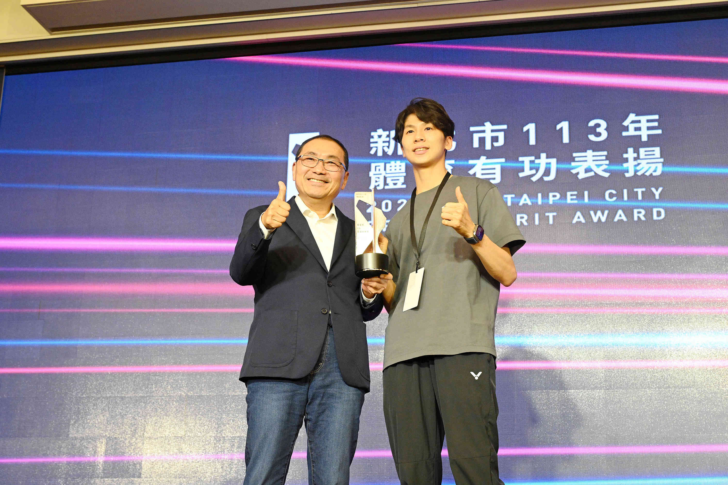 侯友宜頒獎予拳擊選手林郁婷，讚許其努力拚戰的精神。