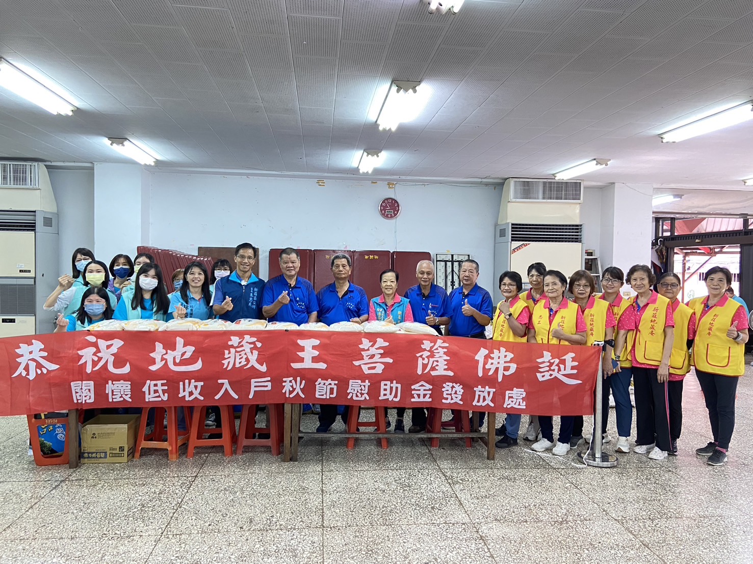 朱思戎區長帶領公所團隊與地藏庵委員合照