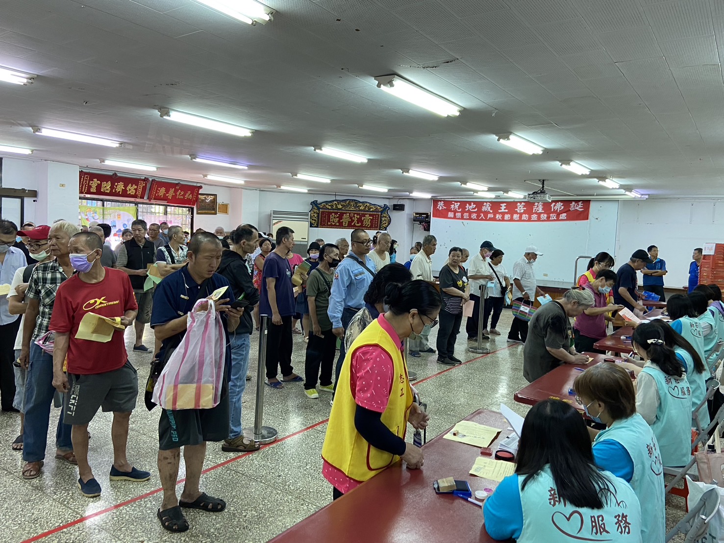 現場民眾排隊領取秩序良好