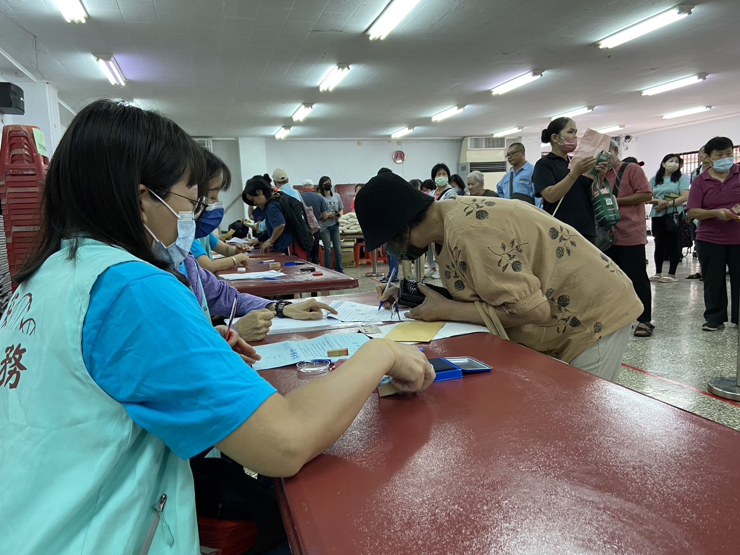 公所同仁檢核民眾資料3