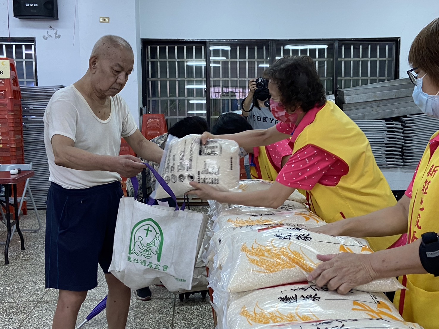 地藏庵志工協助發放白米