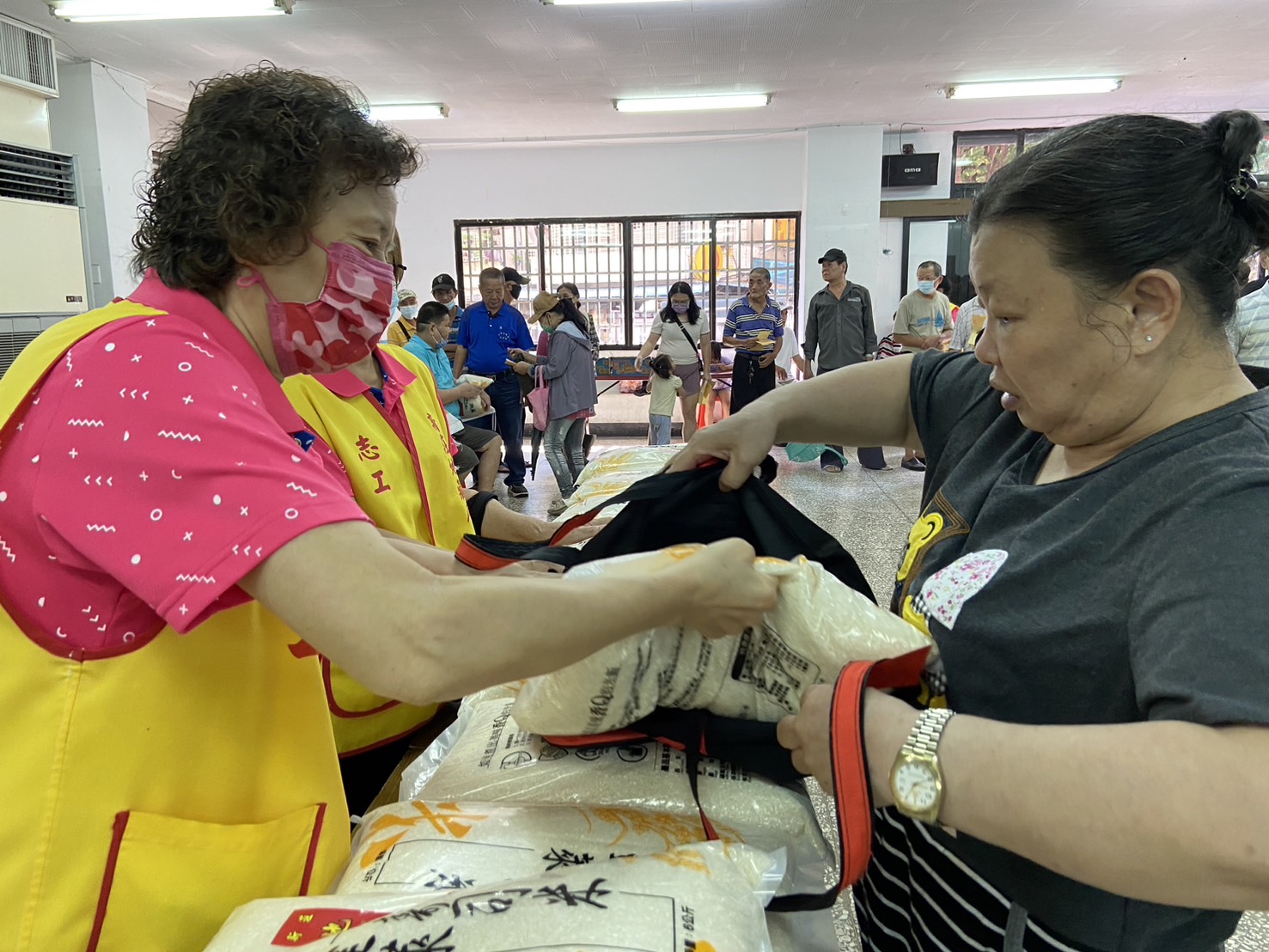 地藏庵志工服務民眾