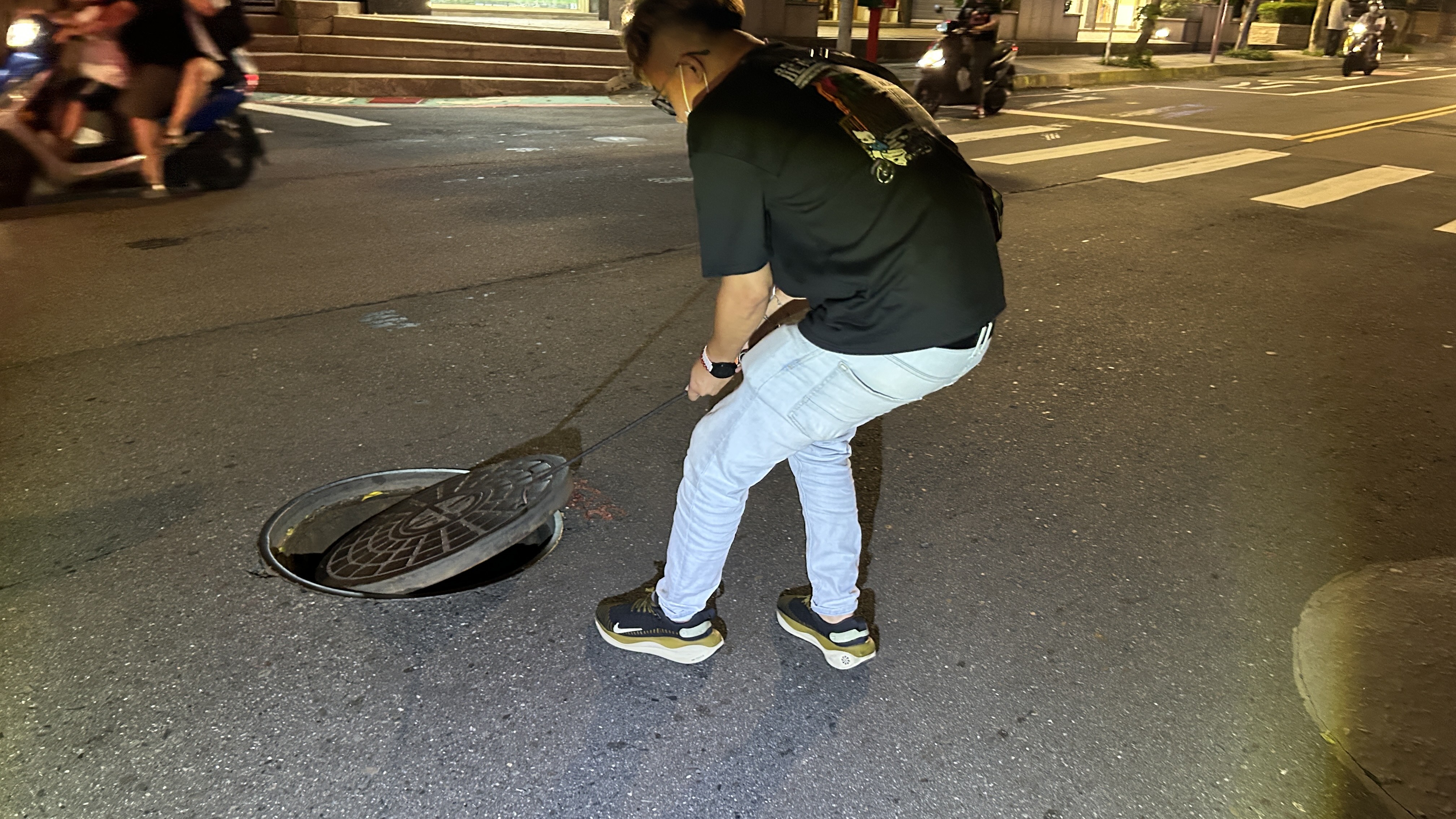 稽查員勘查污染情形