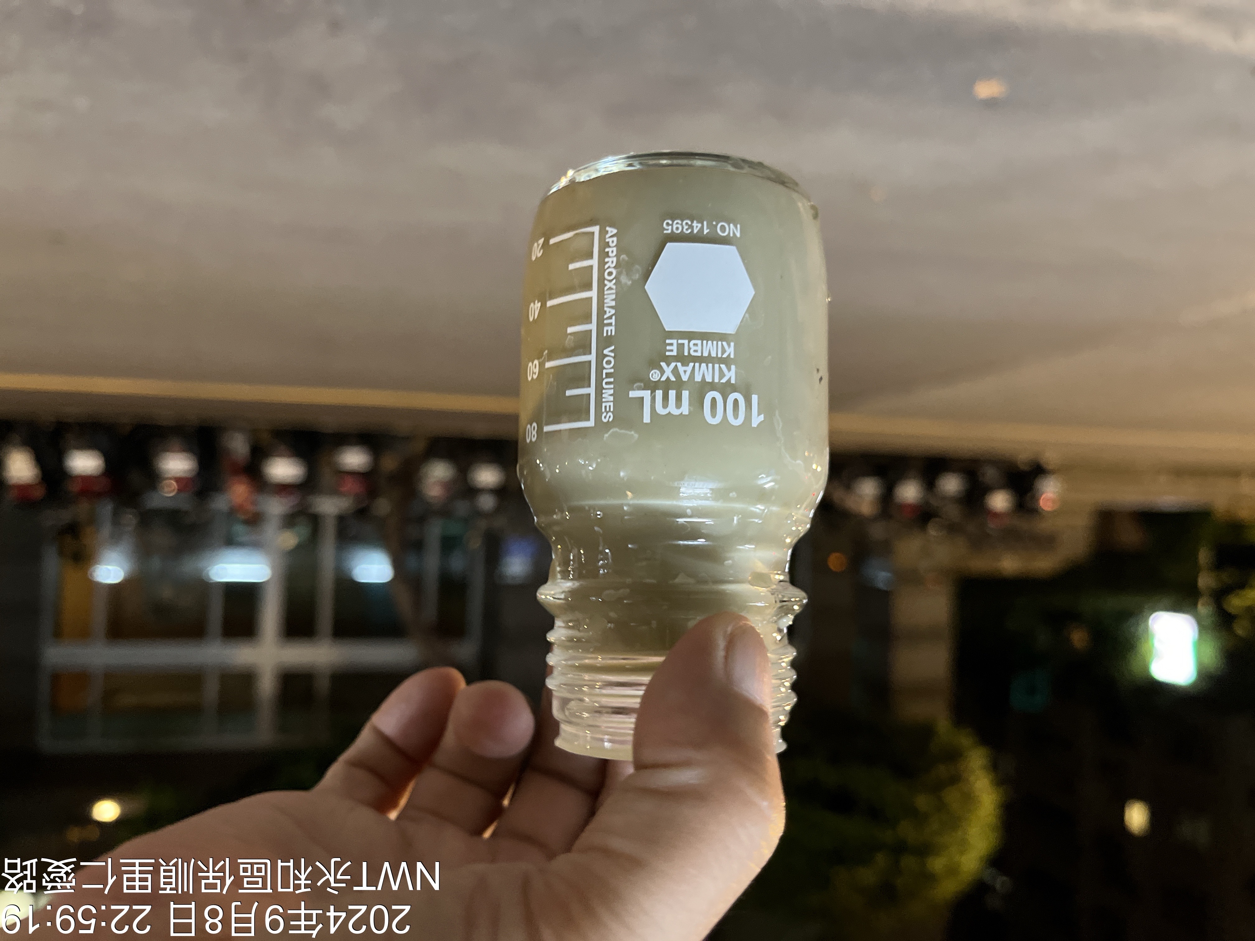 稽查員現地採樣瓦磘溝受污染之水體