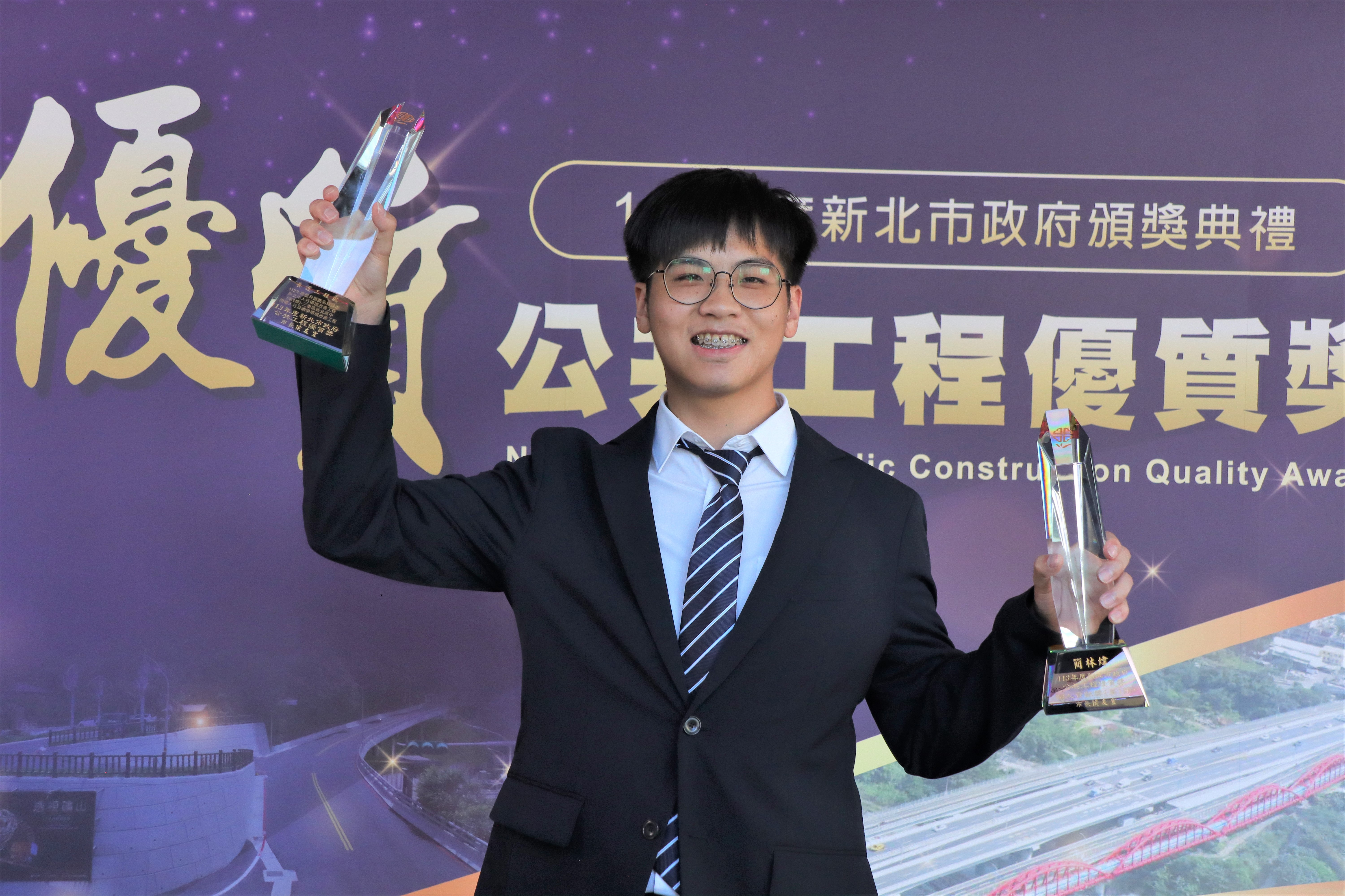 年僅28歲的養工處股長簡林煒，贏得113年公共工程優質獎個人貢獻獎，為歷年最年輕獲獎者，他對於所負責的公共工程積極辦理，在品質上嚴加把關，希望透過簡股長的獲獎，鼓勵更多新世代年輕人加入公部門，成為公部門生力軍。