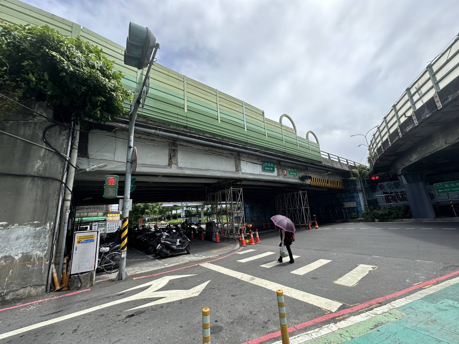 福和橋多次遭車輛撞擊，為保障橋梁安全，市府將辦理預力樑更換及護欄等附屬設施復舊相關工程。