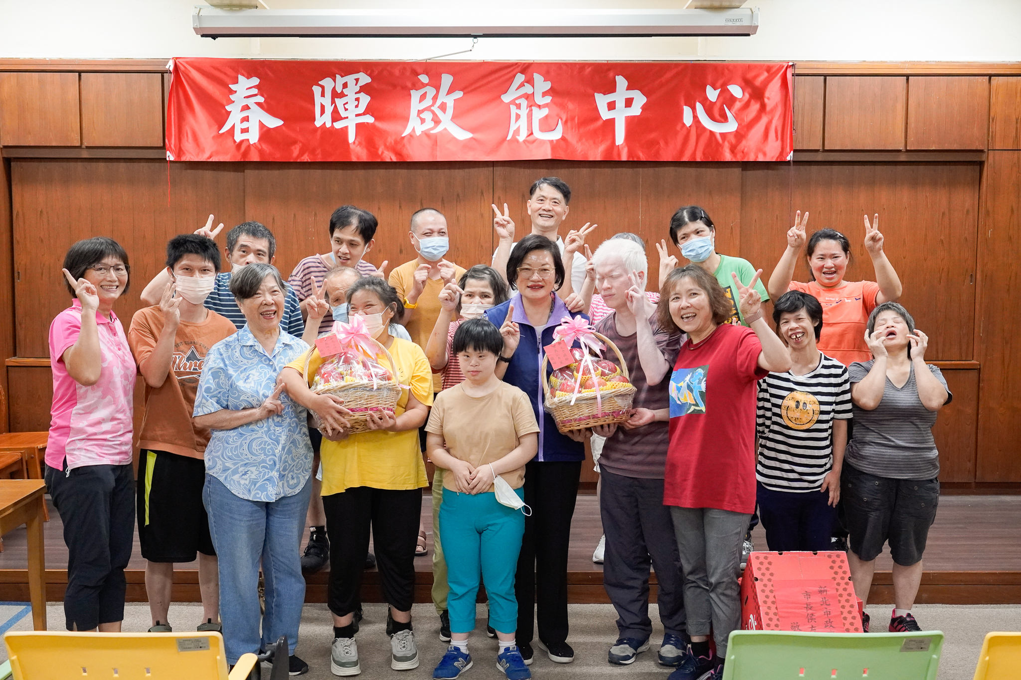 中秋將至，新北社會局長李美珍(中)至社福機構關懷慰問，並發放水果禮盒及慰問金