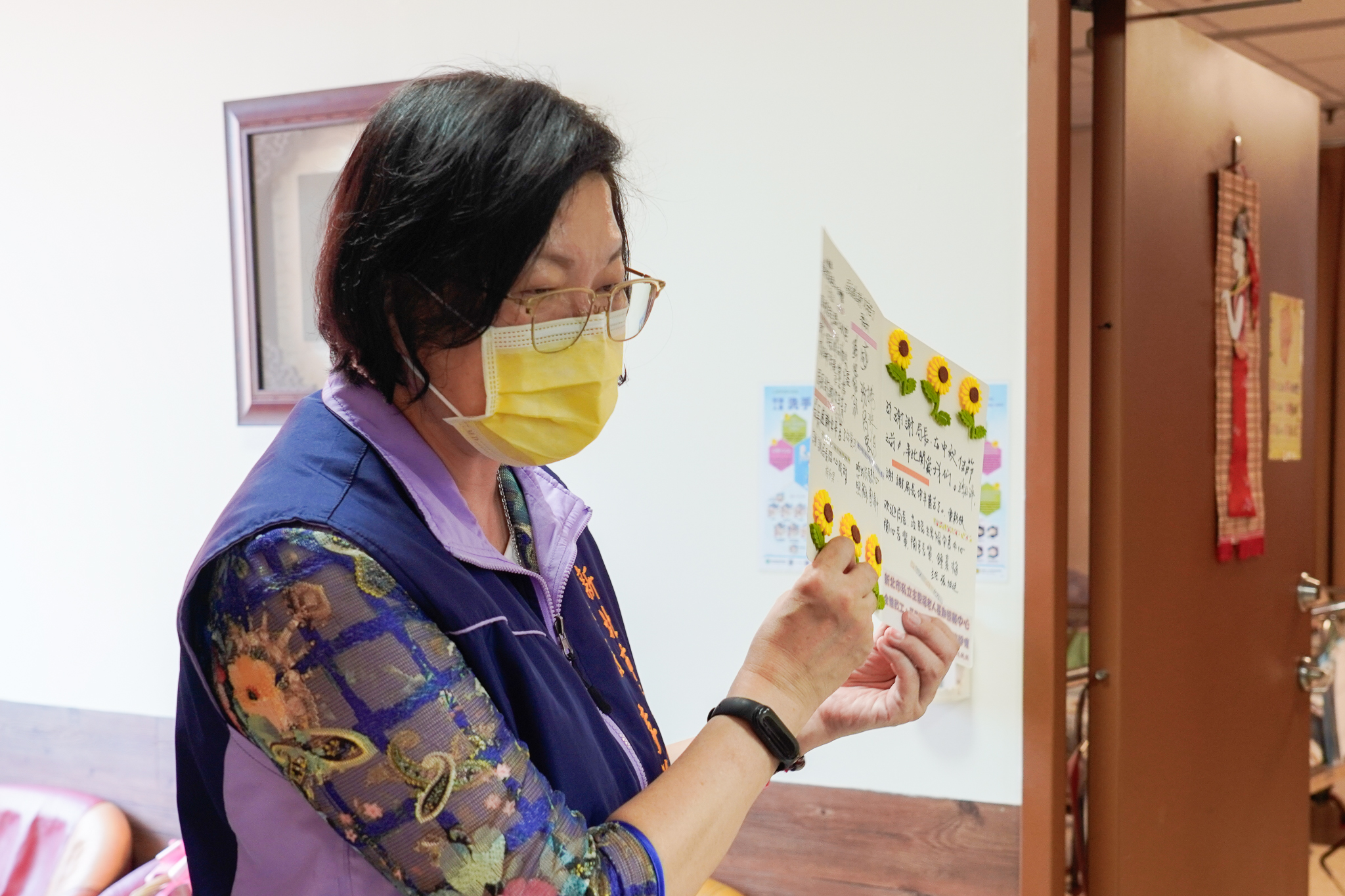 主恩福長照中心送上親手繪製的卡片給李美珍