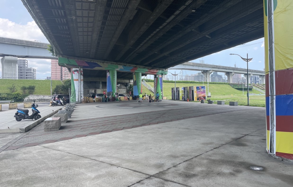  鄰近熊猴森樂園的中山橋原住民主題園區臨時烤肉區