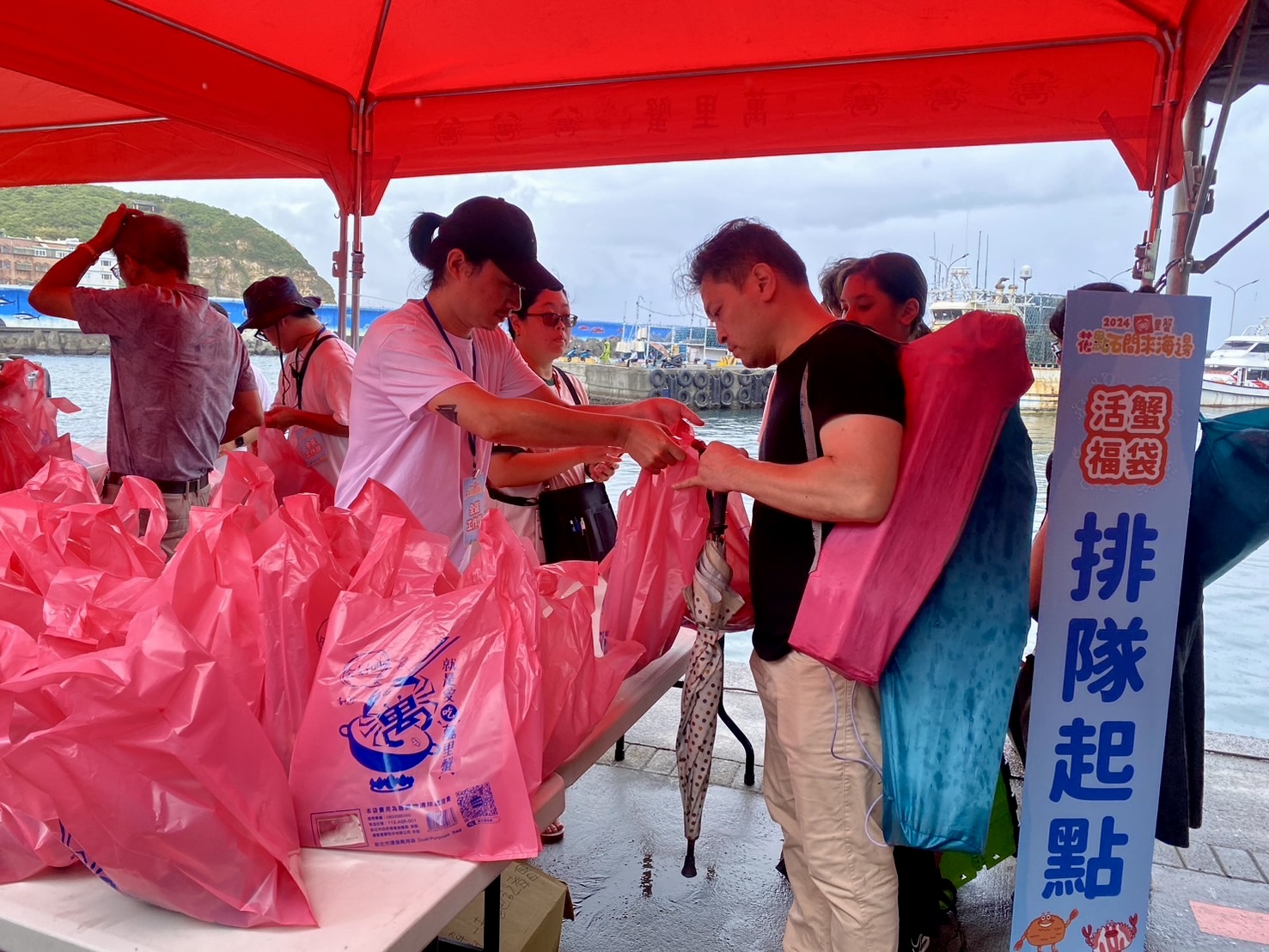 民眾購買限量活蟹福袋