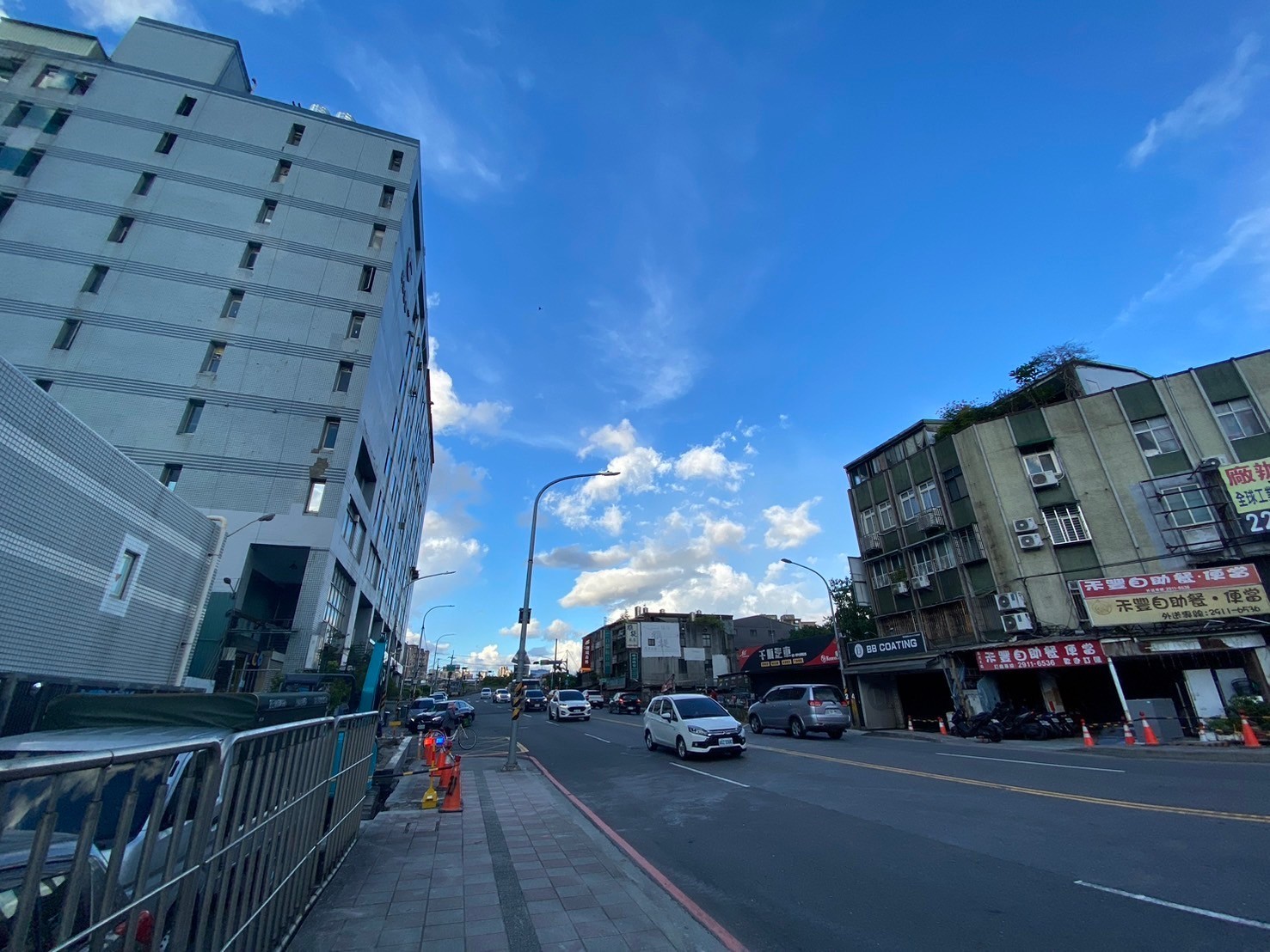 新店通用陸橋拆除後，周邊人行道環境將豁然開朗，呈現嶄新的市容面貌。