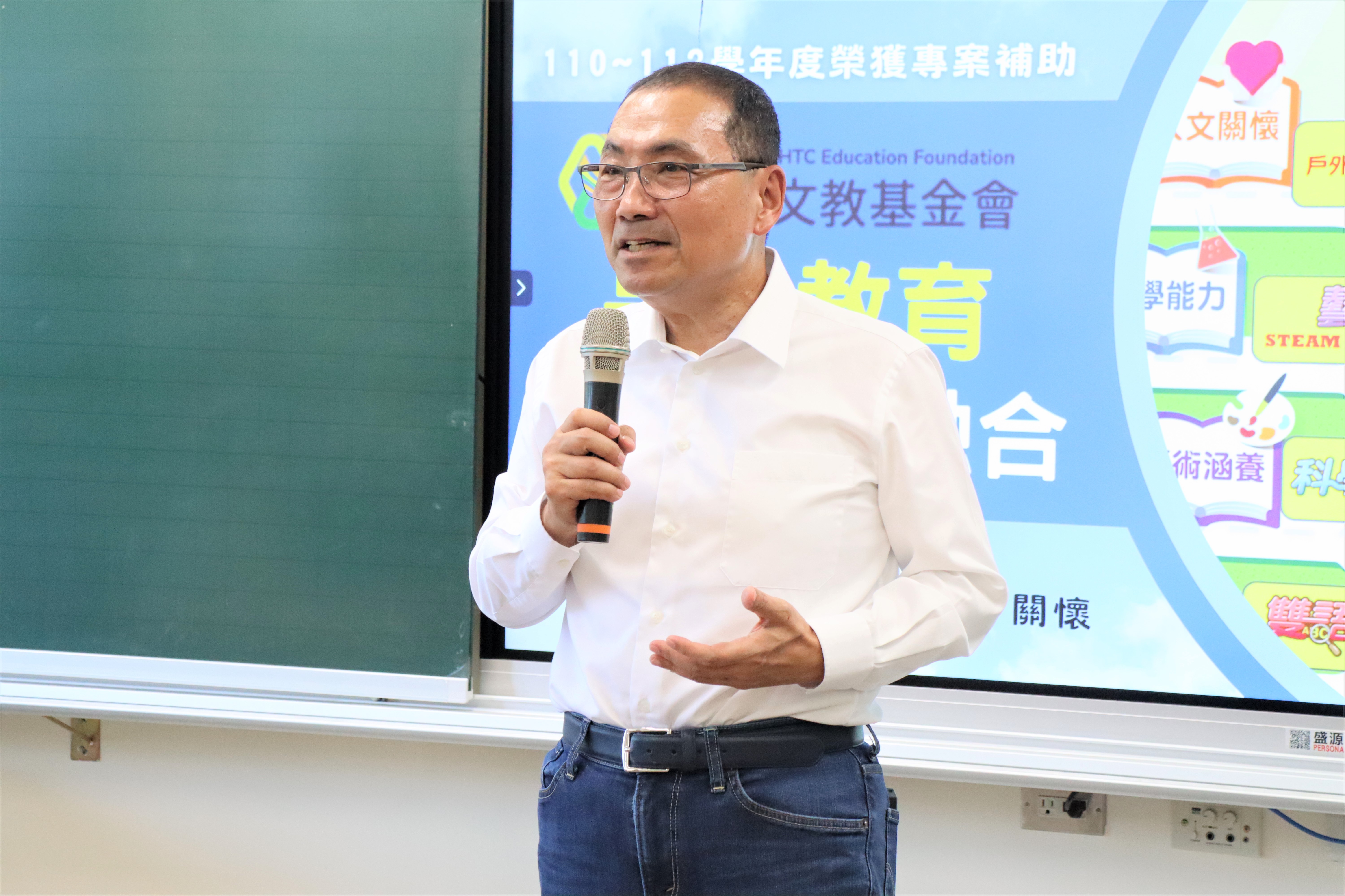 侯友宜市長在聽完桃子腳國中小學校長簡報後，上台模仿小學五年級班長向台下議員同學們報告，引起現場哄堂大笑。