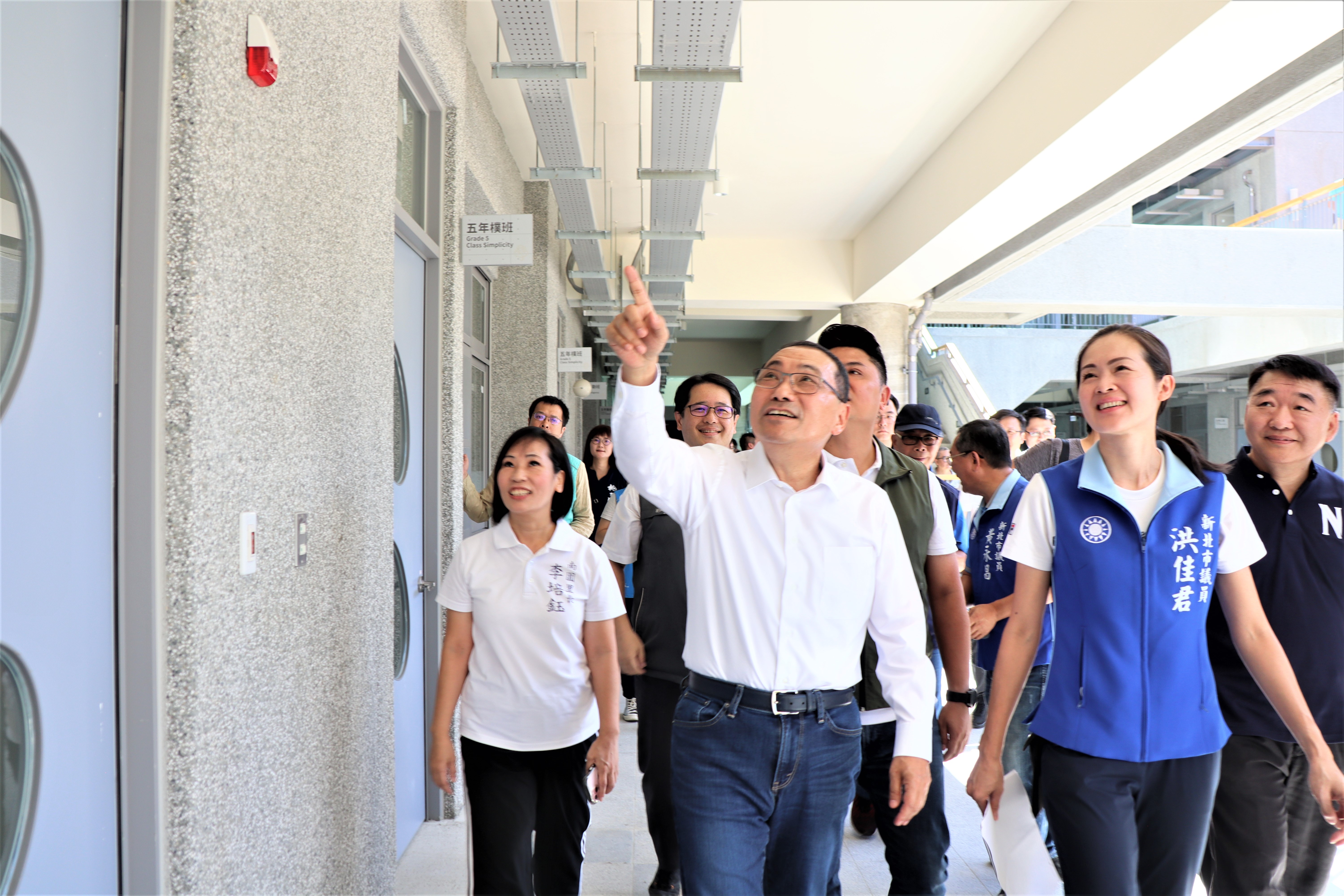  新北市政府最近完成桃子腳國民中小學校舍擴建工程，市長侯友宜特別前往視察已完工的桃子腳國中小學第三期校舍。