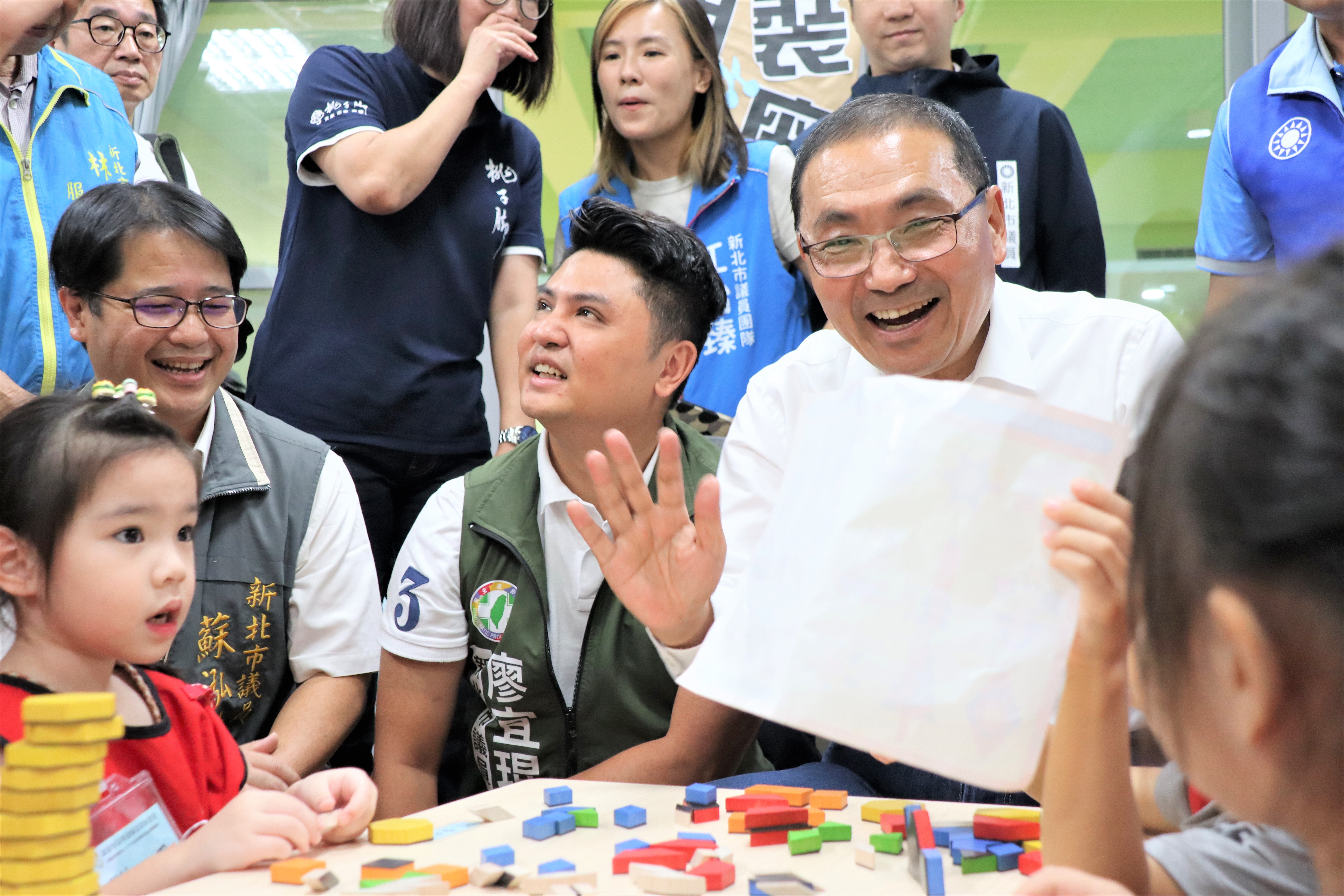  位於北大特區的桃子腳幼兒園完工後，招生迅即額滿，侯友宜市長今天前往視察並與學童開心互動。