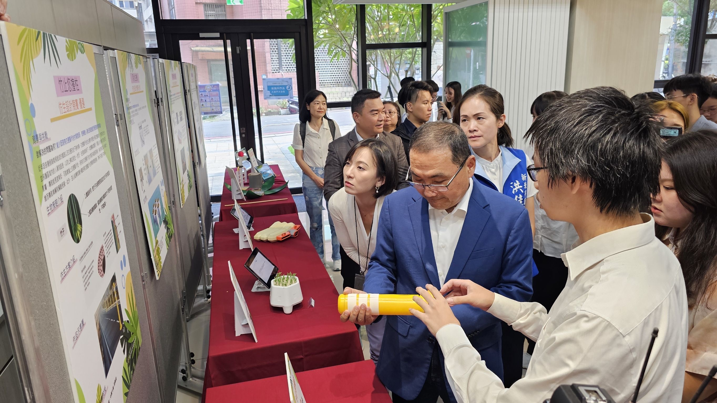 朝陽科技大學工業設計系、中興大學生命科學系團隊向貴賓簡介2024仿生設計競賽優選作品「竹止您撞柱」