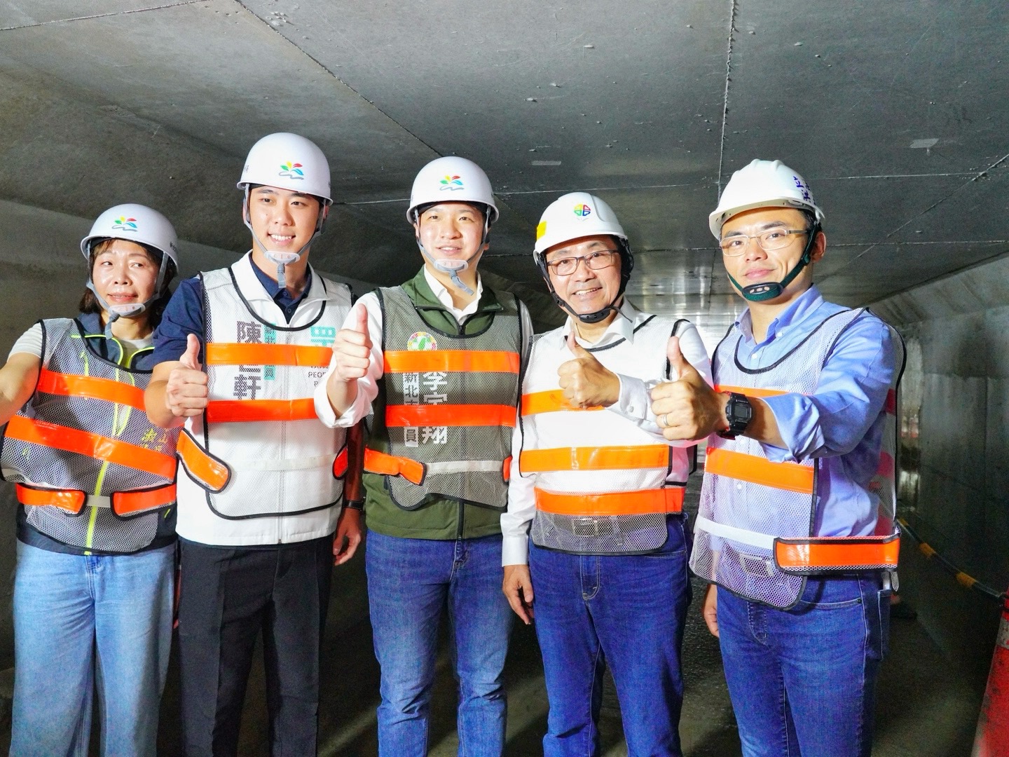 侯友宜市長（右二）視察貴子坑溪疏洪箱涵工程進度與立委洪孟楷（右一）及議員陳世軒（左二）、議員李宇翔（左三）、泰山區長鄭淑敏(左一)等人在箱涵內合影
