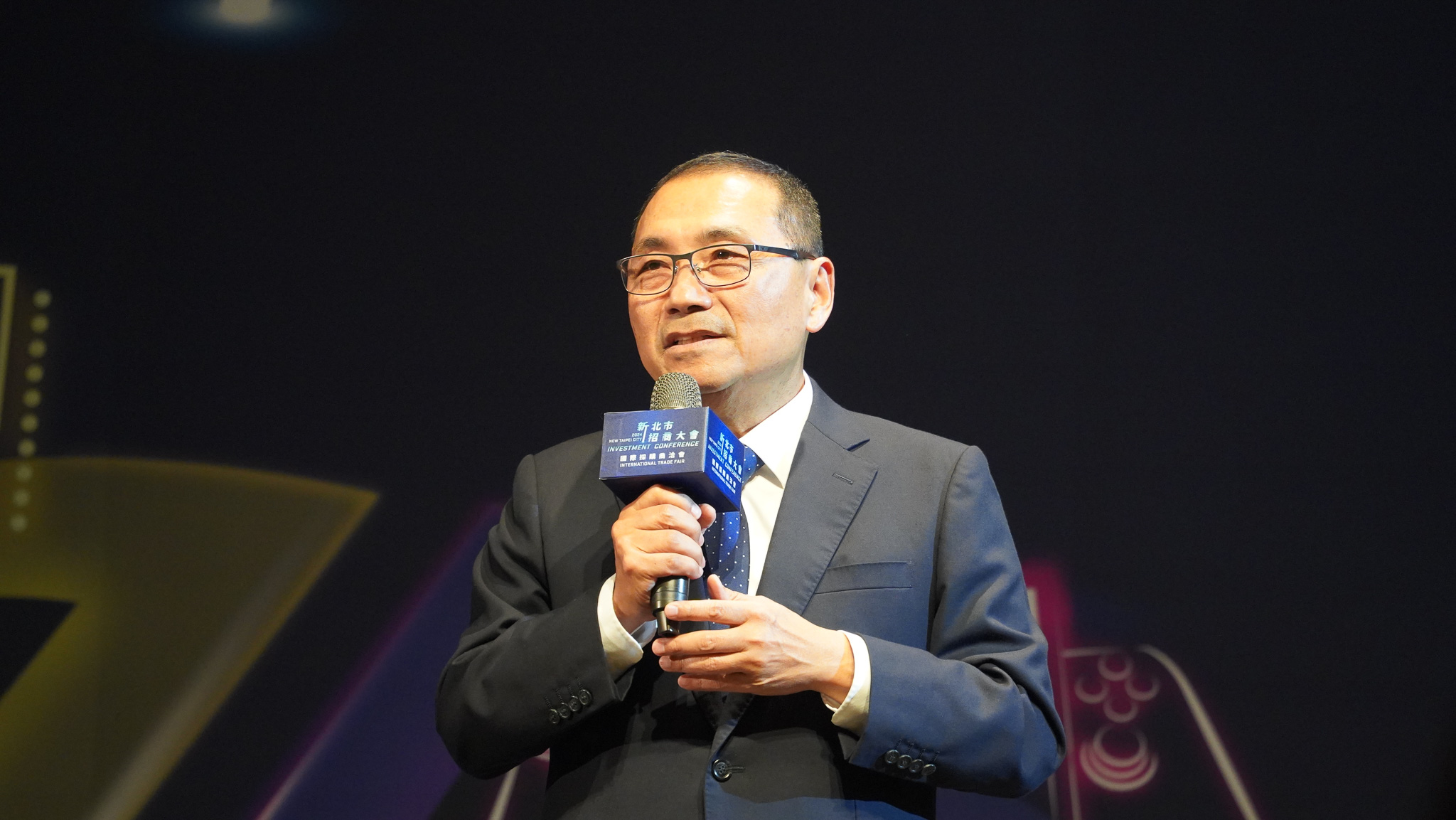 新北市長侯友宜表示，新北市位居全臺重要經貿地位，轄內公司、商業及工廠家數超過三十萬家，更是臺灣許多跨國企業與國際機構的重要戰略夥伴