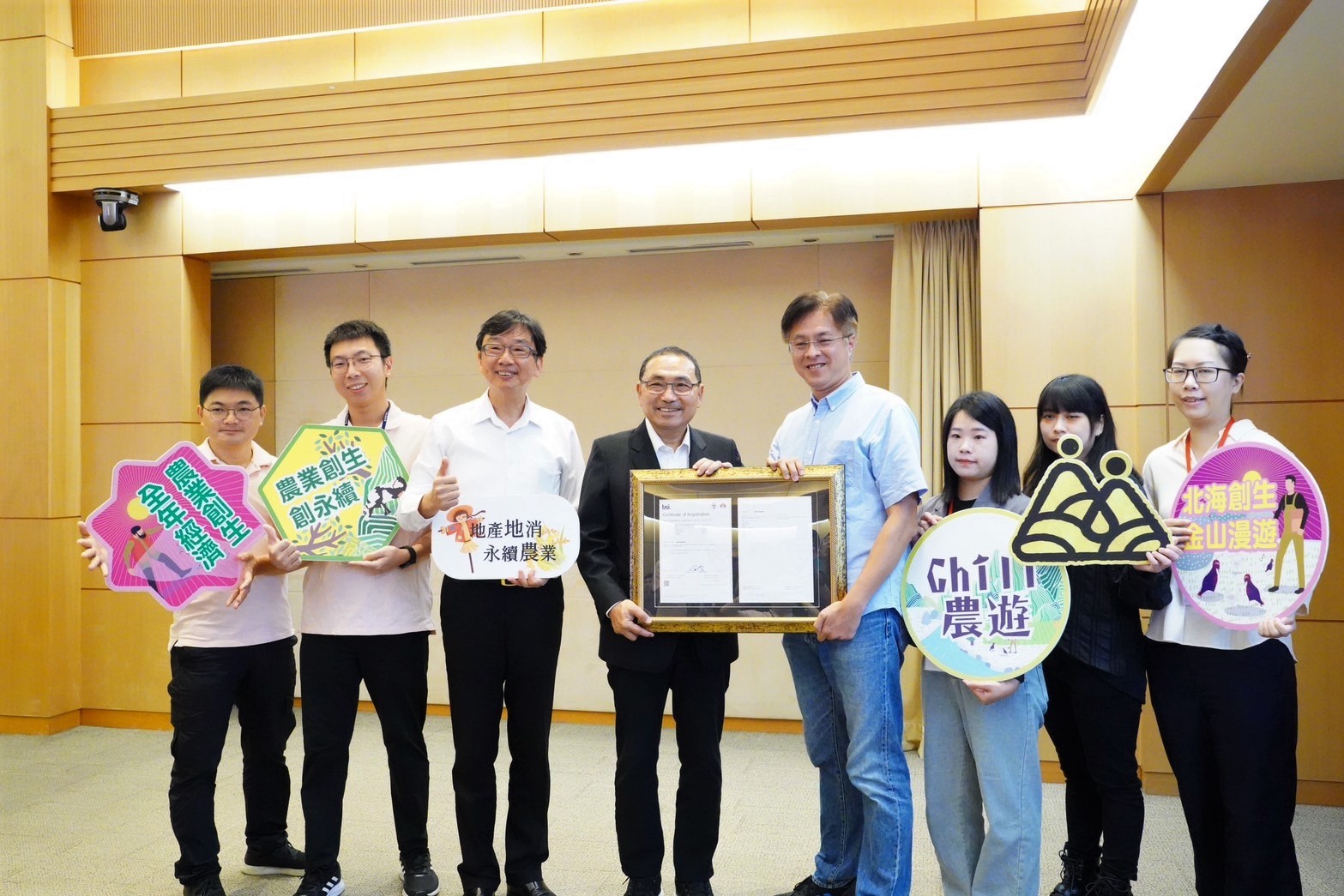  今(25)日金山漫遊執行長賴家(右4)於市政會議與市長侯友宜(左4)分享榮耀
