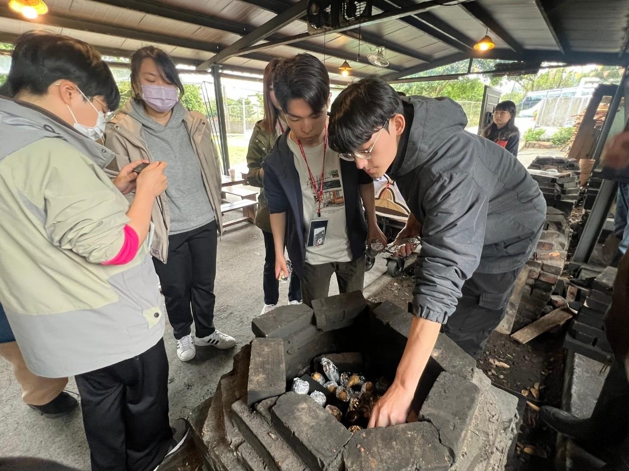  金山漫遊以永續為核心開發各項農業創生遊程，如控窯體驗