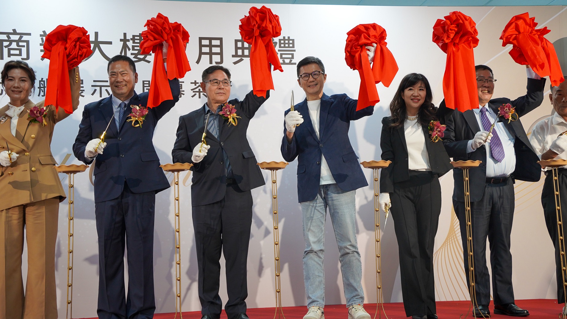 今日啟用典禮，新北市副秘書長張其強受邀前往致詞祝賀，並肯定科定企業董事長曹憲章勇於創新及力求突破自我的精神，為新北創造經濟繁榮發展