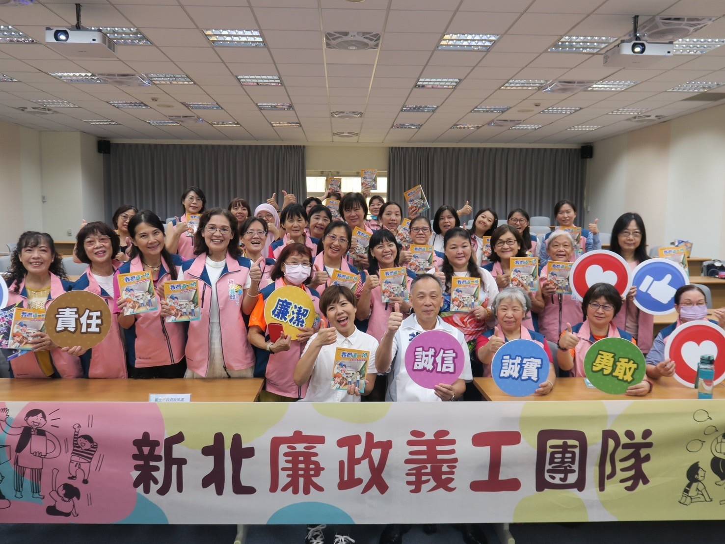 廉政故事義工團隊大合照，前排中為政風處長尹維治