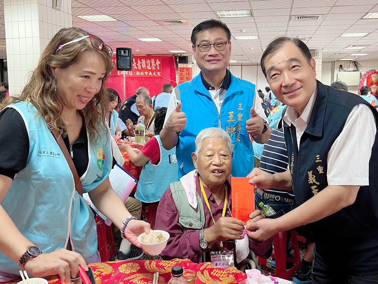 三重義天宮主委劉文川（右1）、三重王坤南區長(中後)及志工一起為長者祝賀重陽節。
