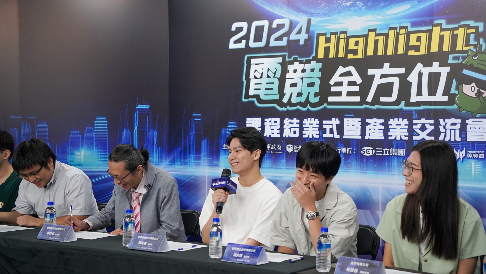 今日成果發表會現場邀請企業先進與學員對談，讓學員瞭解投入電競產業的優勢與關鍵能力