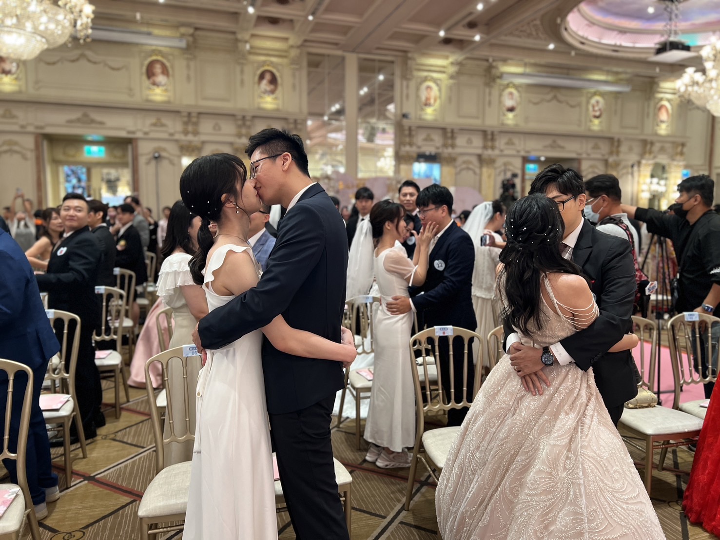 當市長宣布「現在，你們正式成為夫妻」後，101對新人相擁親吻，全心全意將彼此託付給對方。